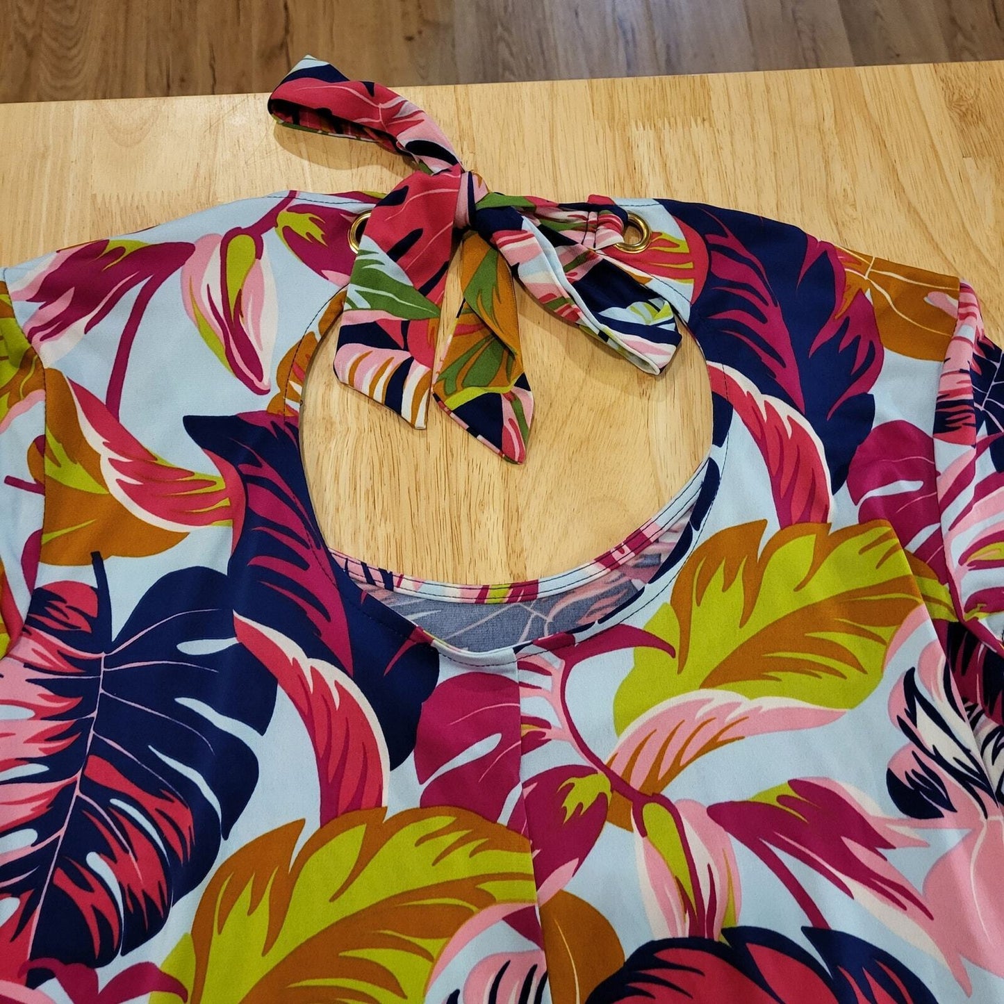 MSK Colorful Botanical Open Back Knee Length Dress Short Sleeve Tie Back Slinky 