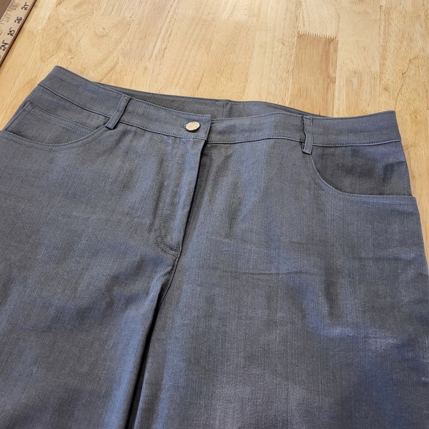 St. John size 12 Gray Wide Leg Flat Front Pants 30" Inseam 13" Rise 34" Waist 