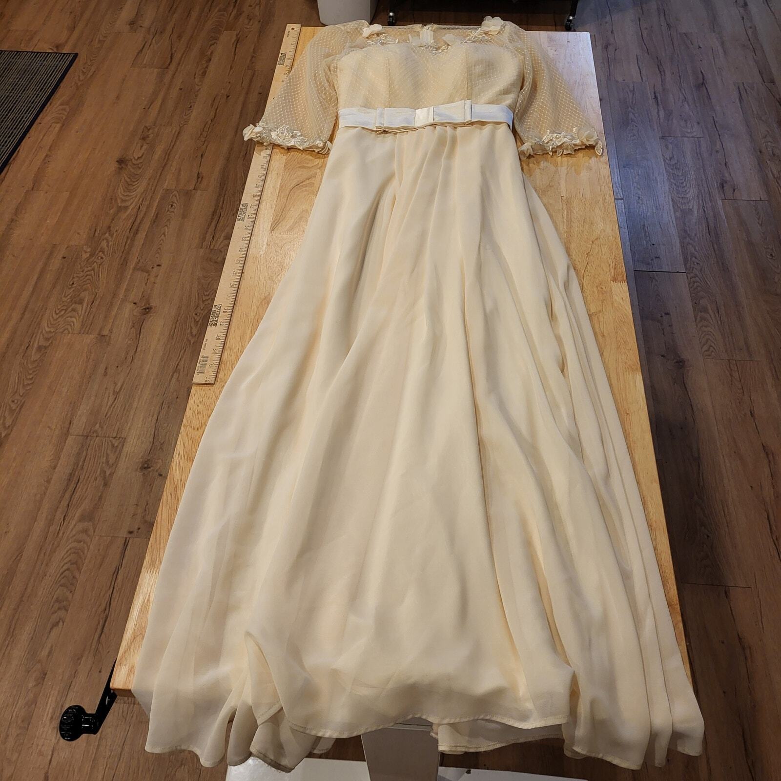 Beautiful Cream formal Wedding Gown Lace Overlay Satin Ribbon 26" waist