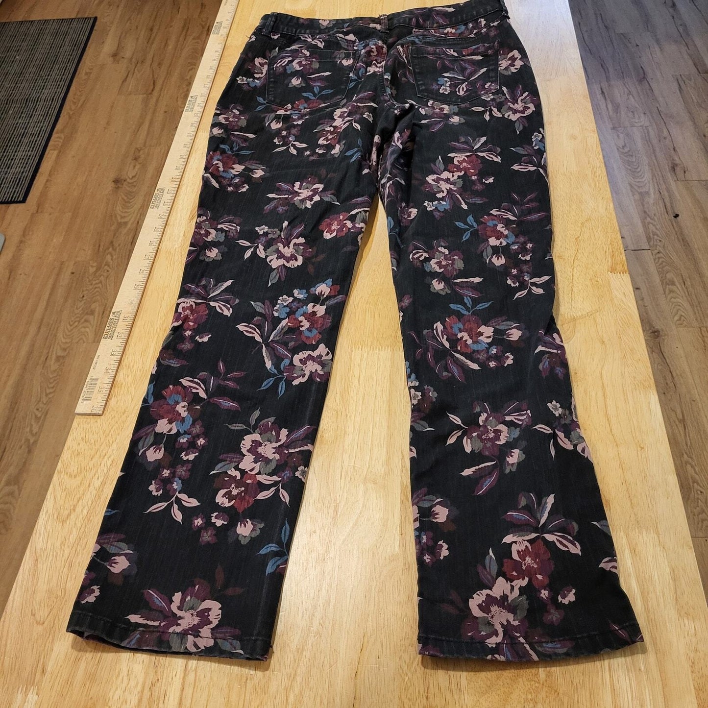 Black Background Floral Bandolino Size 12 Straight Leg Jeans Amy Pockets 