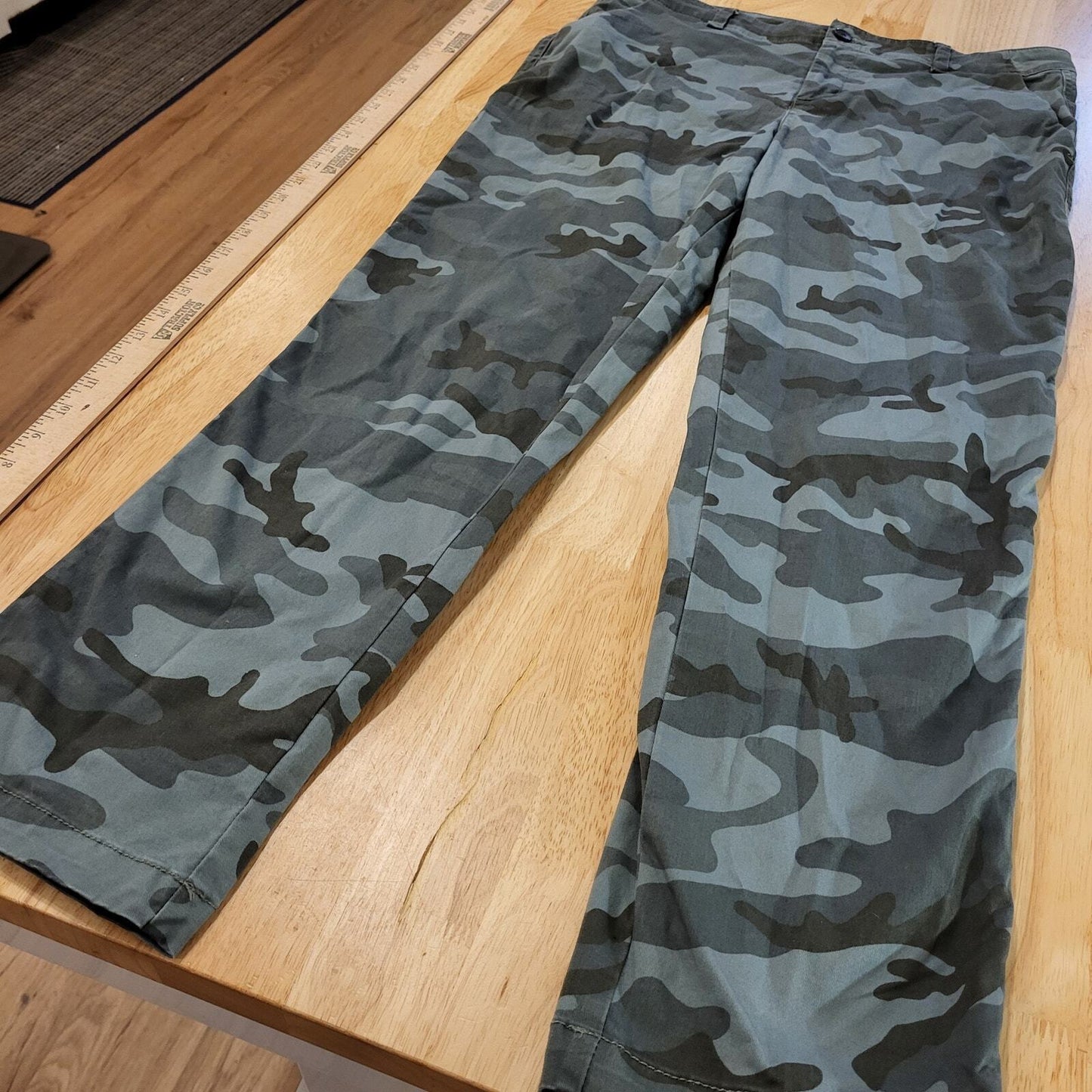 Gap size 8 Girlfriend Khakis Green camouflage  straight leg button zip 32" Waist