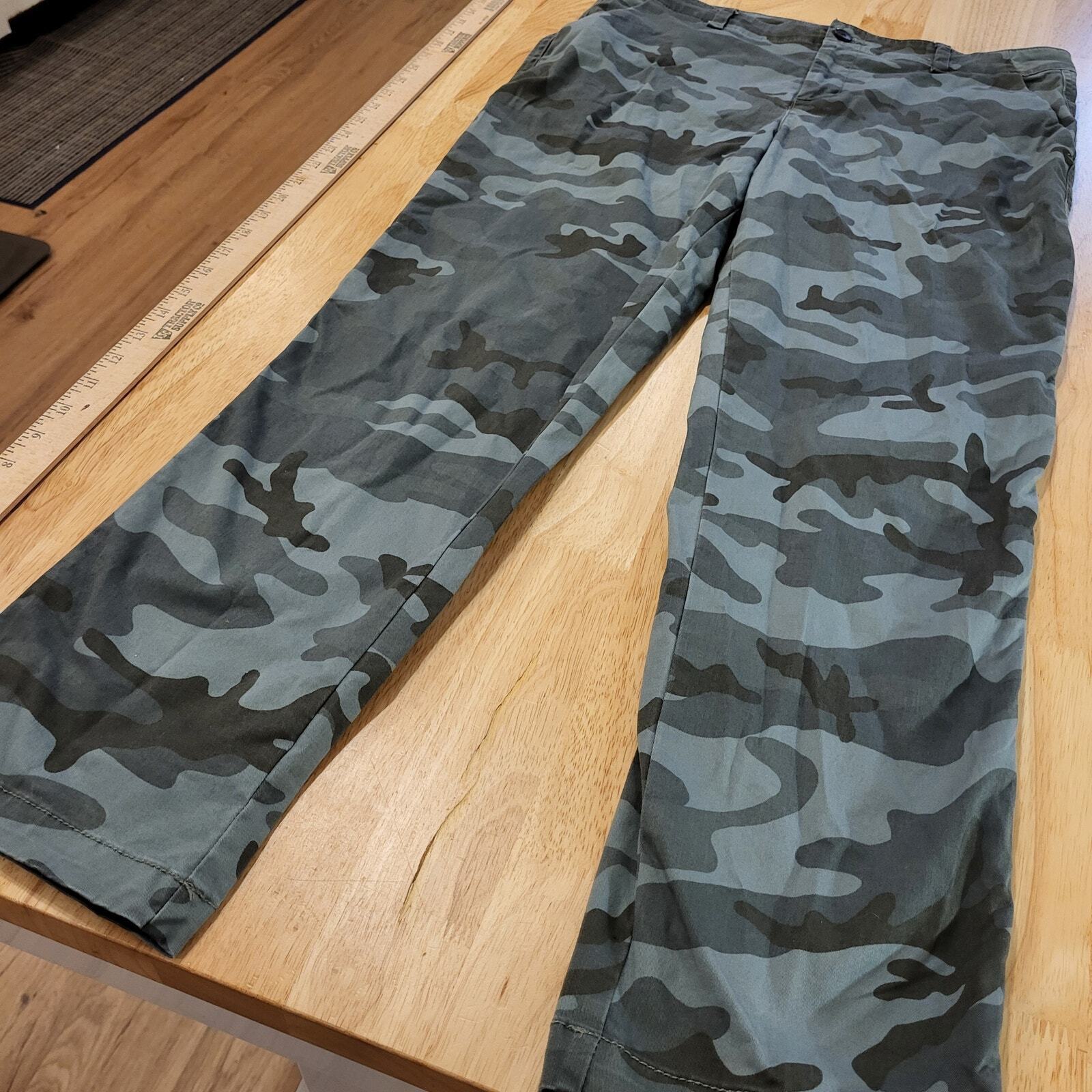 Gap size 8 Girlfriend Khakis Green camouflage  straight leg button zip 32" Waist