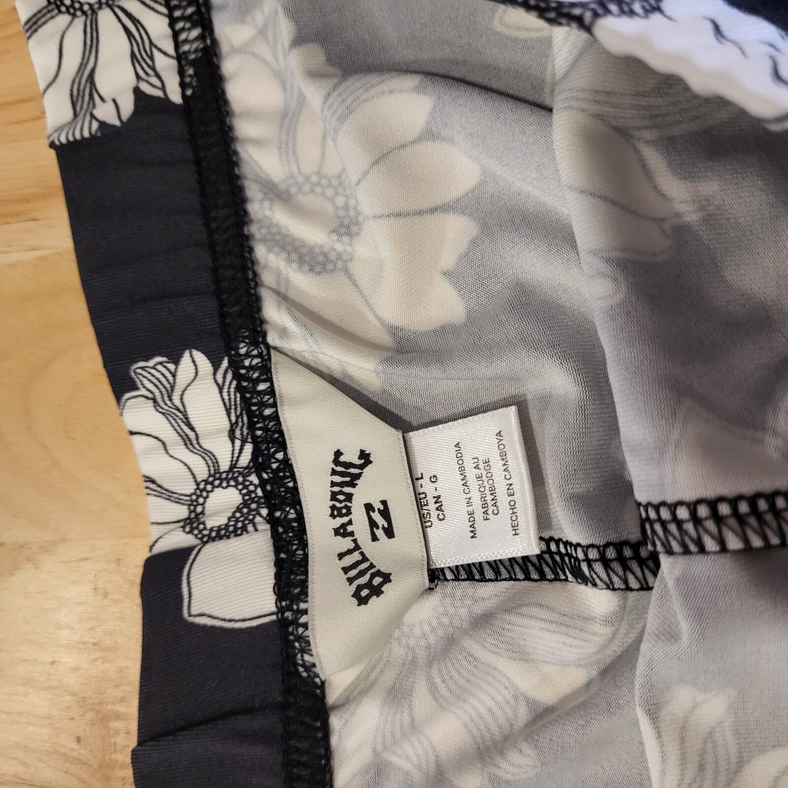 New with tag Billabong Daisy print black and white elastic waist bell bottom L
