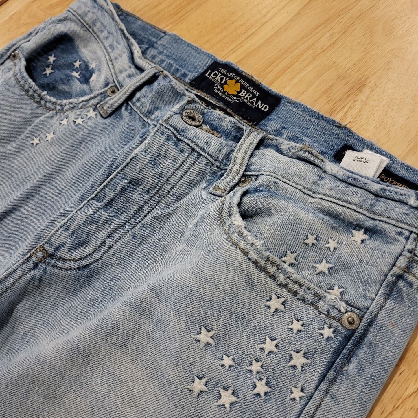 Lucky Brand Star Embroidered Light Wash Distressed Sienna Slim Boyfriend 0/25