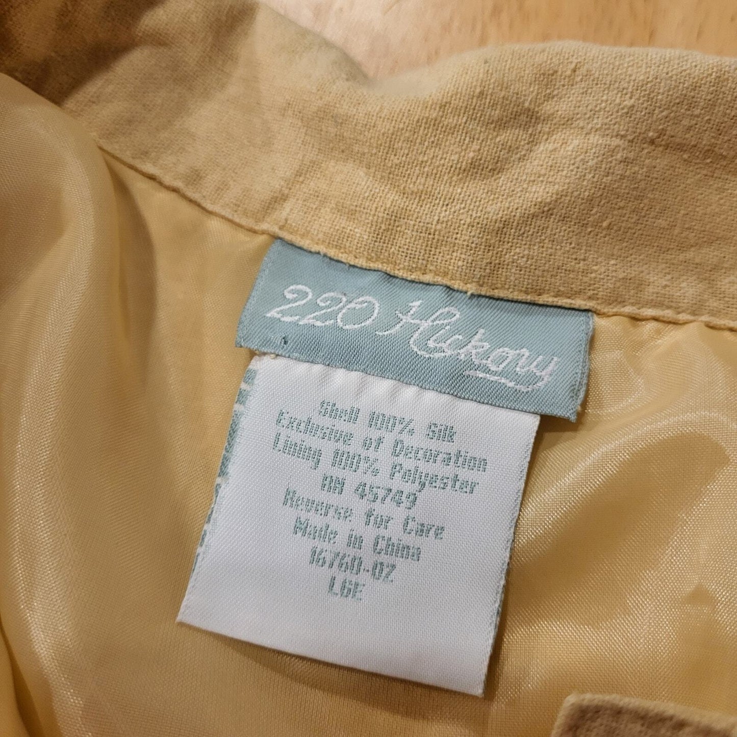 220 Hickory Raw Silk Pastel Yellow Cutout Floral Lined Button Collar 22" P2P