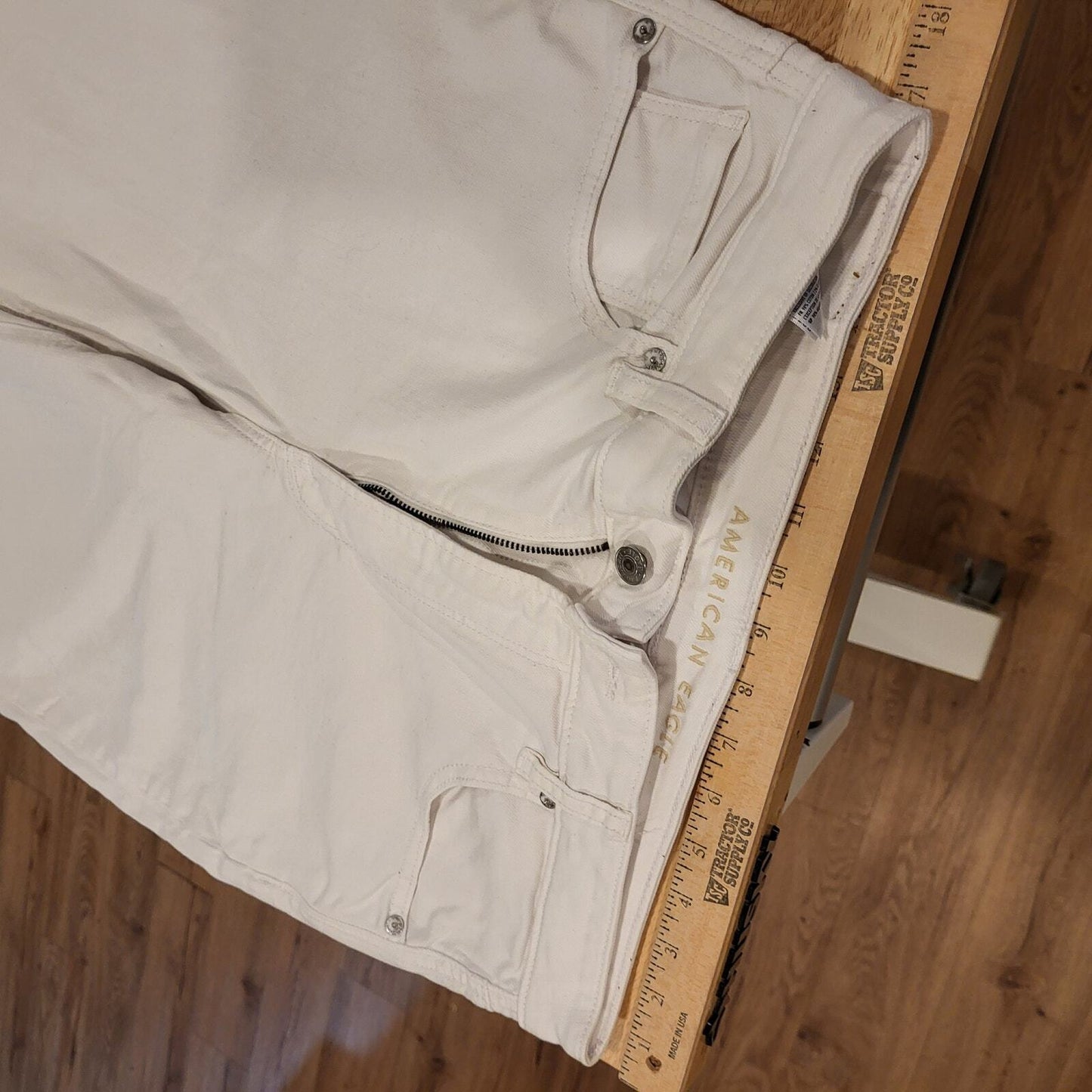 White American Eagle Outfitters Stretch Straight Leg Jeans 12 Regular