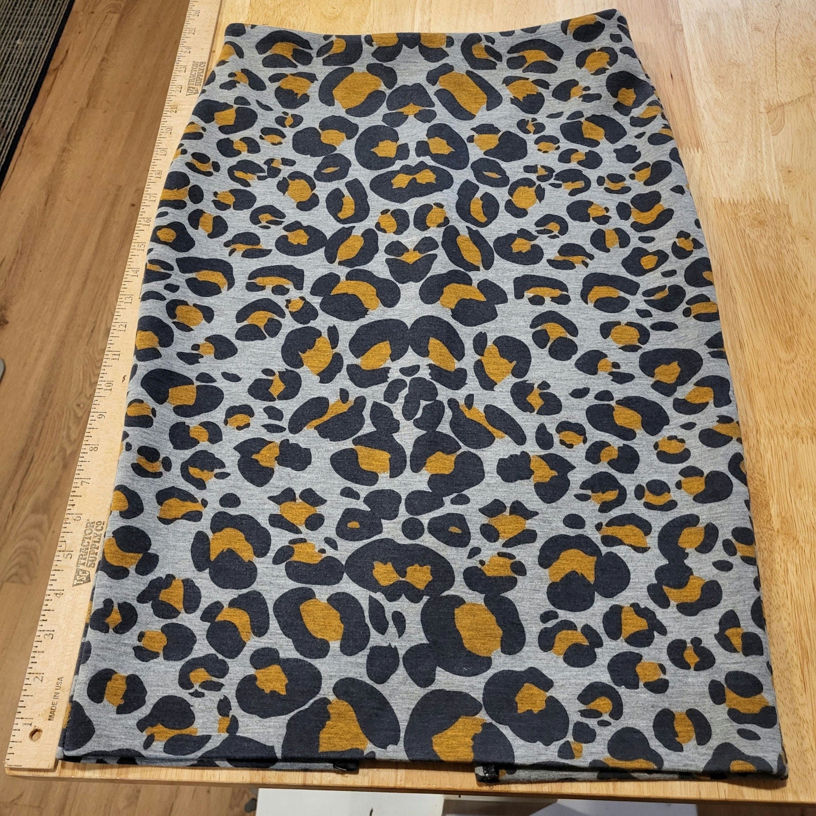 H&M knit Jersey leopard print gray background pencil skirt size small 30" waist