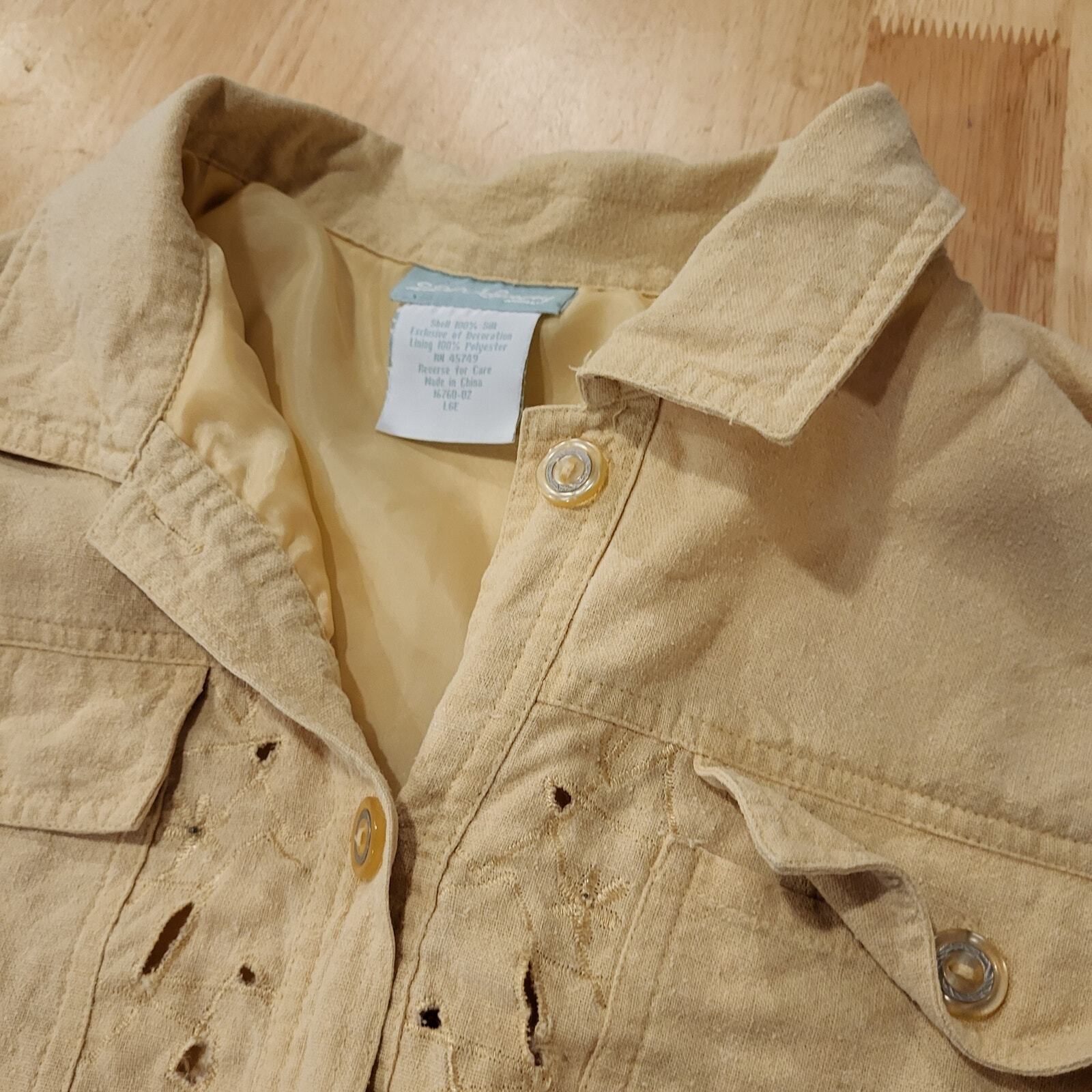 220 Hickory Raw Silk Pastel Yellow Cutout Floral Lined Button Collar 22" P2P