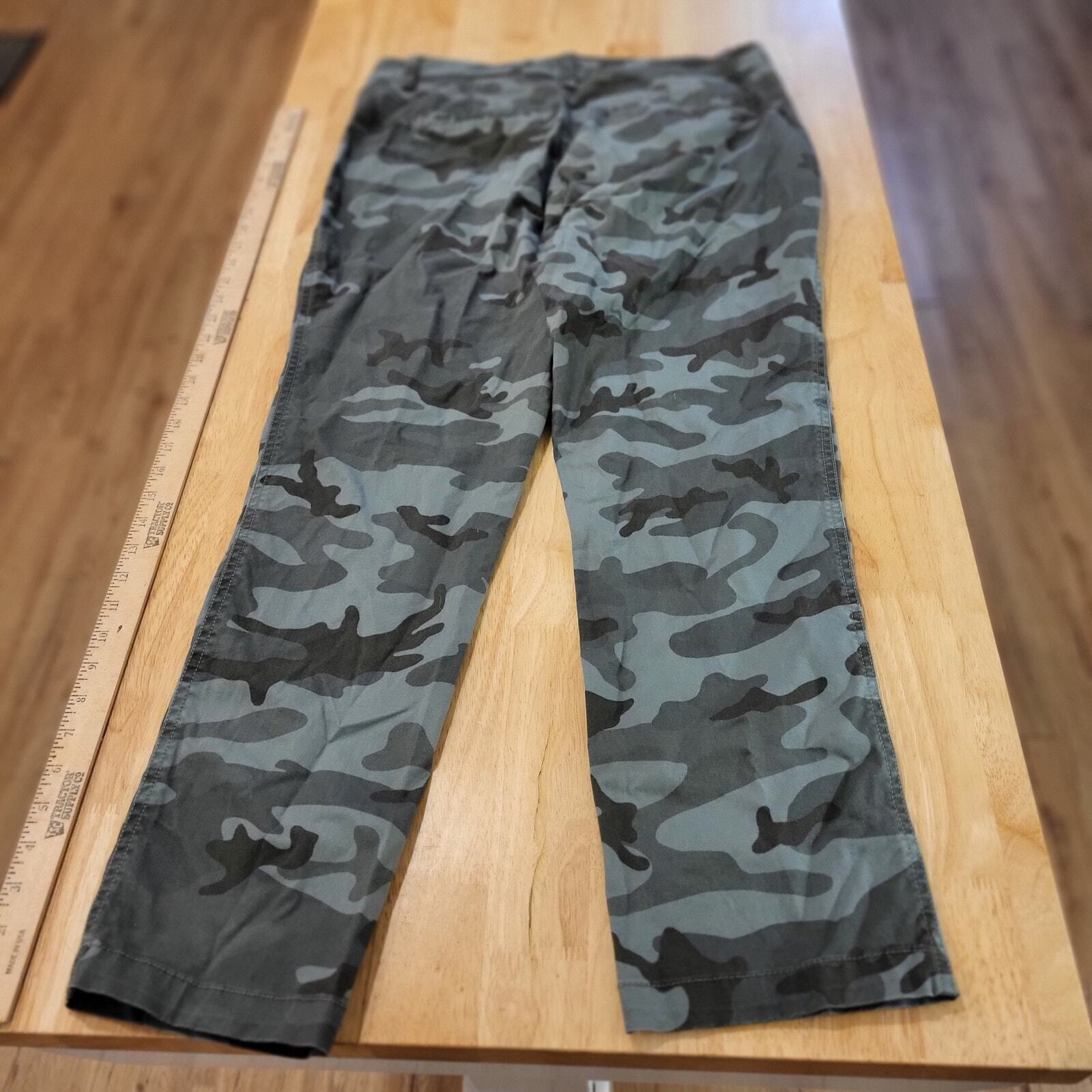 Gap size 8 Girlfriend Khakis Green camouflage  straight leg button zip 32" Waist