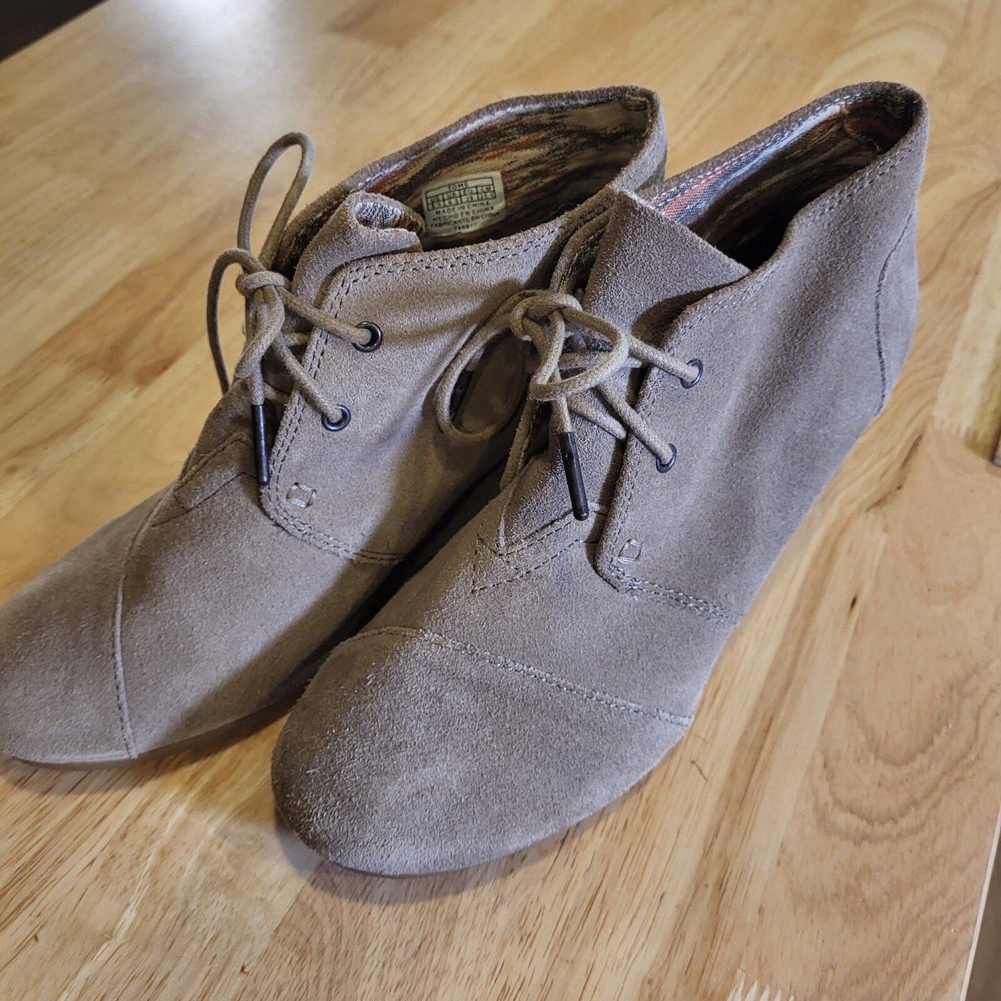 TOMS Gray Suede Leather Wedge Tie 8.5 