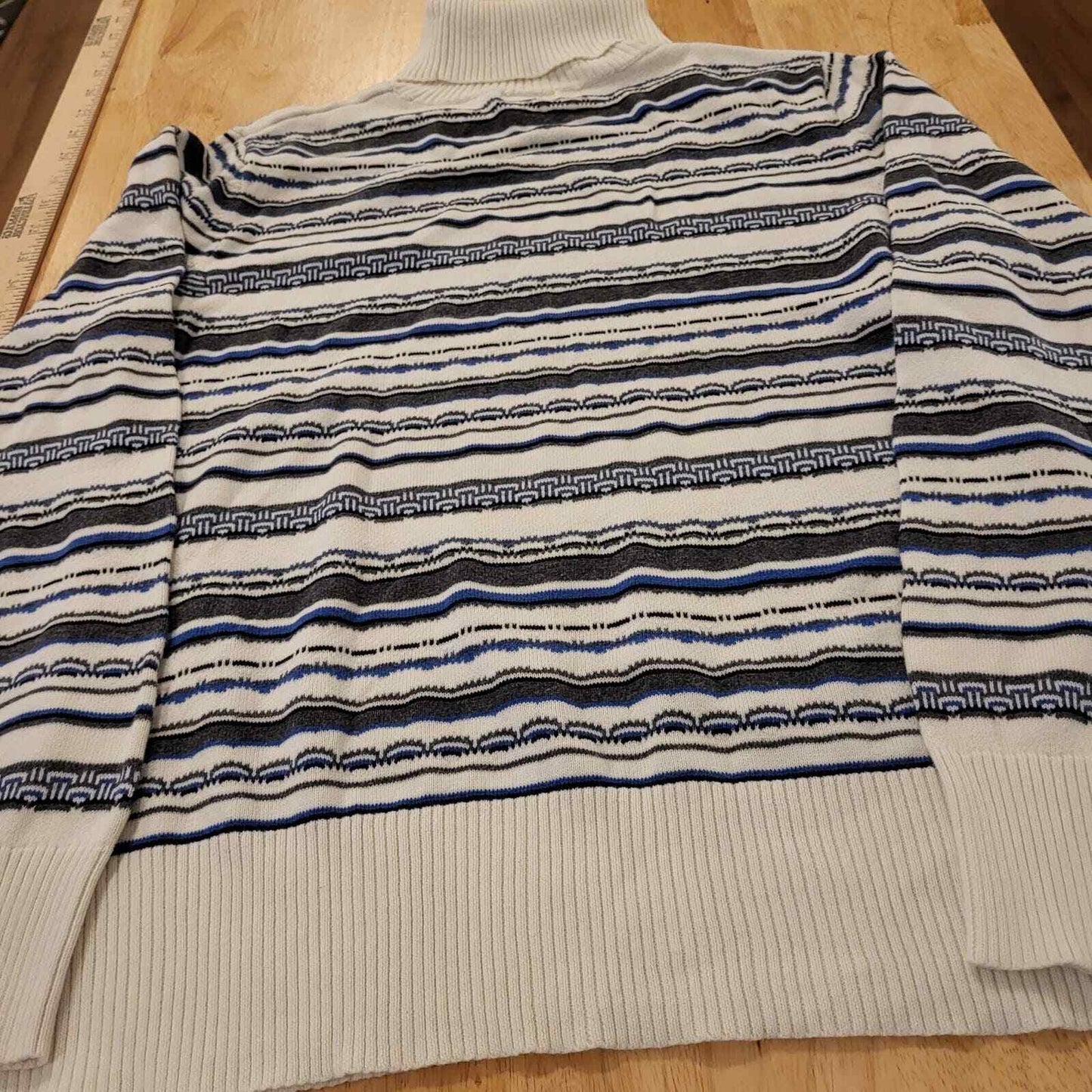 100% Cotton Izod Blue Geometric Japanese Wave Turtleneck Sweater Large