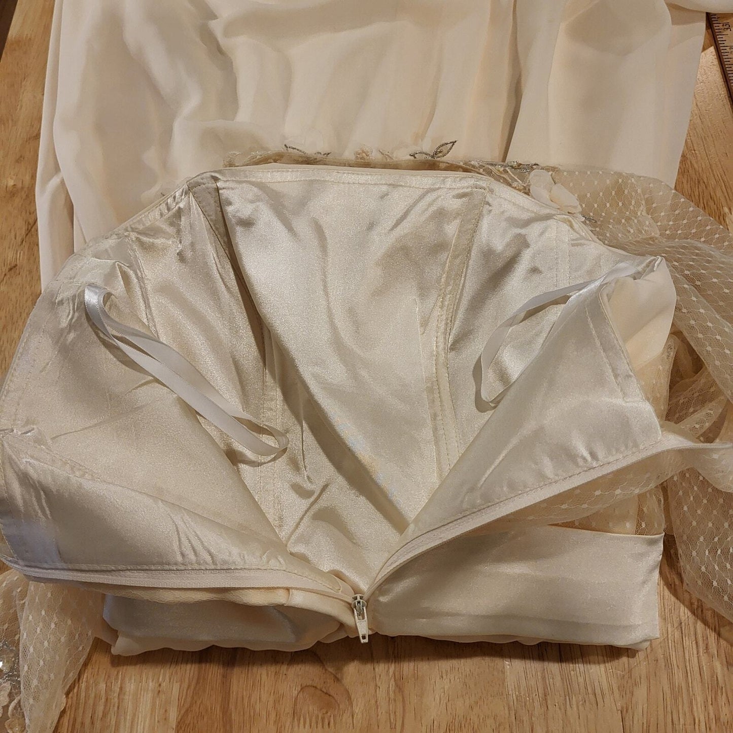 Beautiful Cream formal Wedding Gown Lace Overlay Satin Ribbon 26" waist