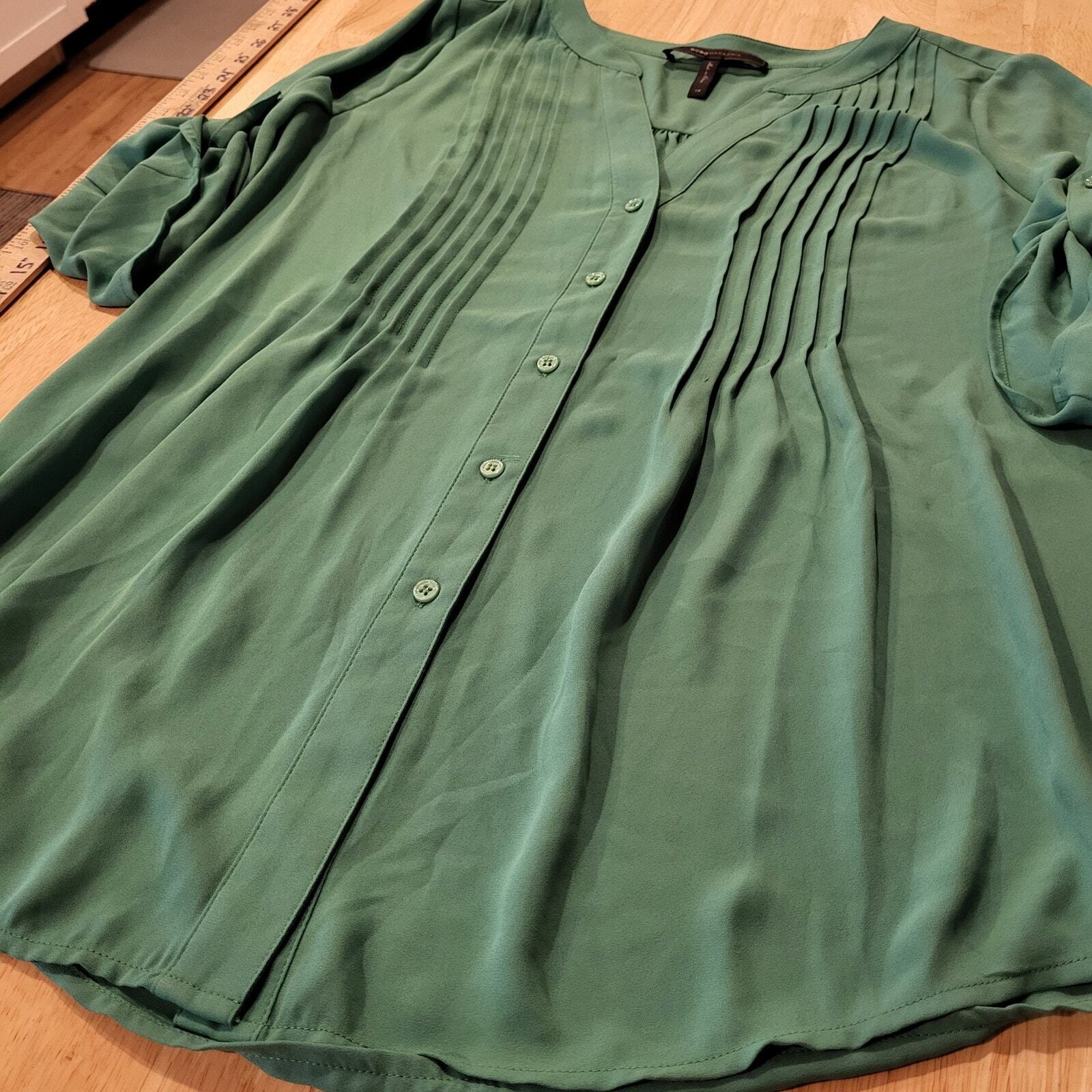 BCBGMAXAZRIA Green Rayon 3/4 length sleeve Blouse XS Pleated 20" Pit to pit 