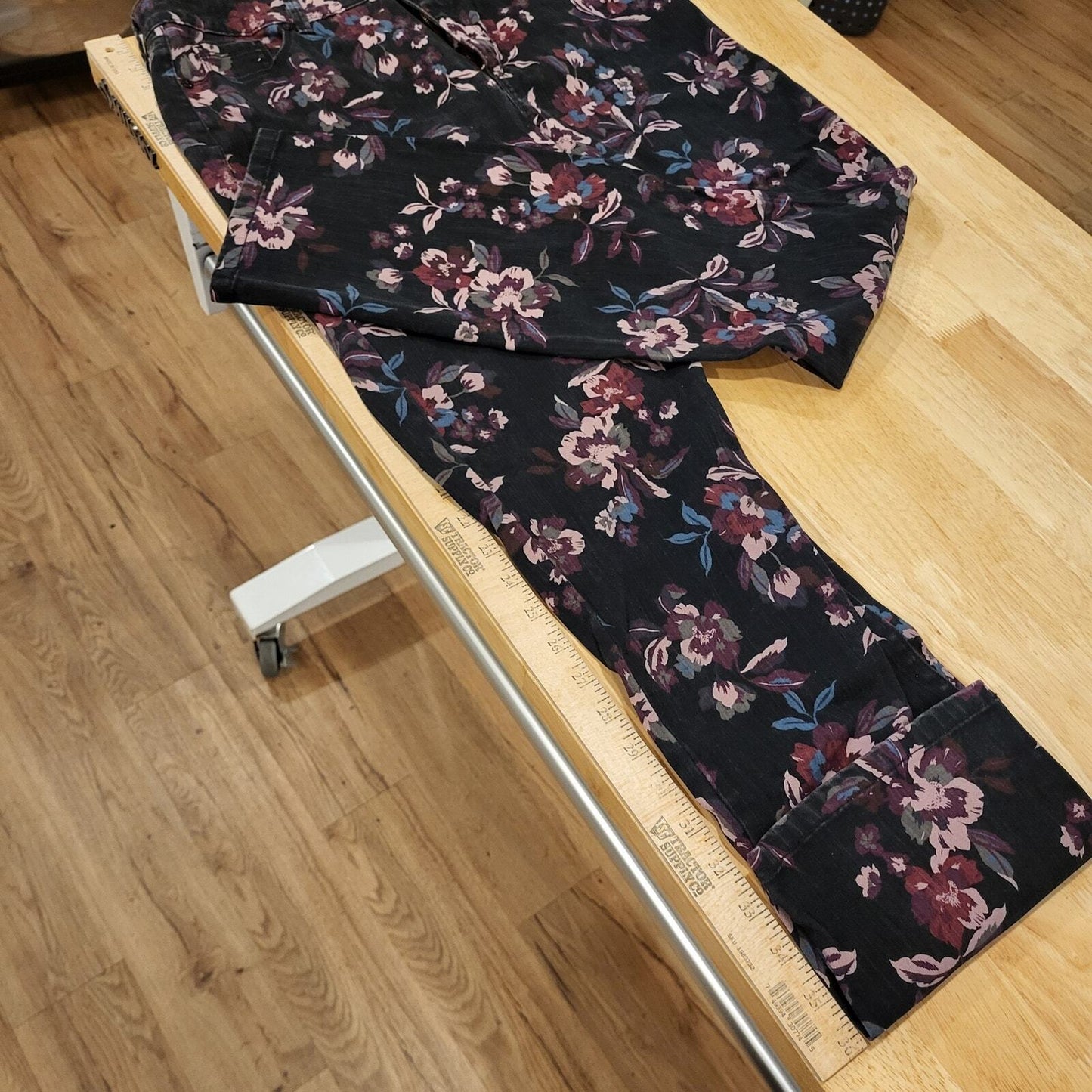 Black Background Floral Bandolino Size 12 Straight Leg Jeans Amy Pockets 