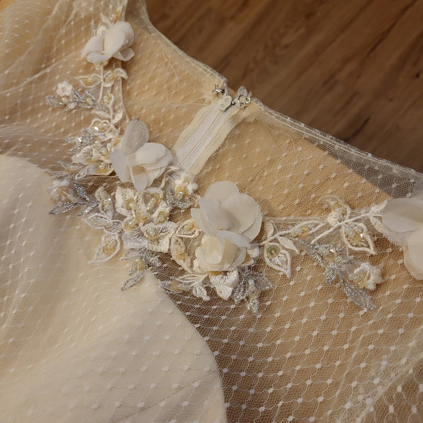 Beautiful Cream formal Wedding Gown Lace Overlay Satin Ribbon 26" waist