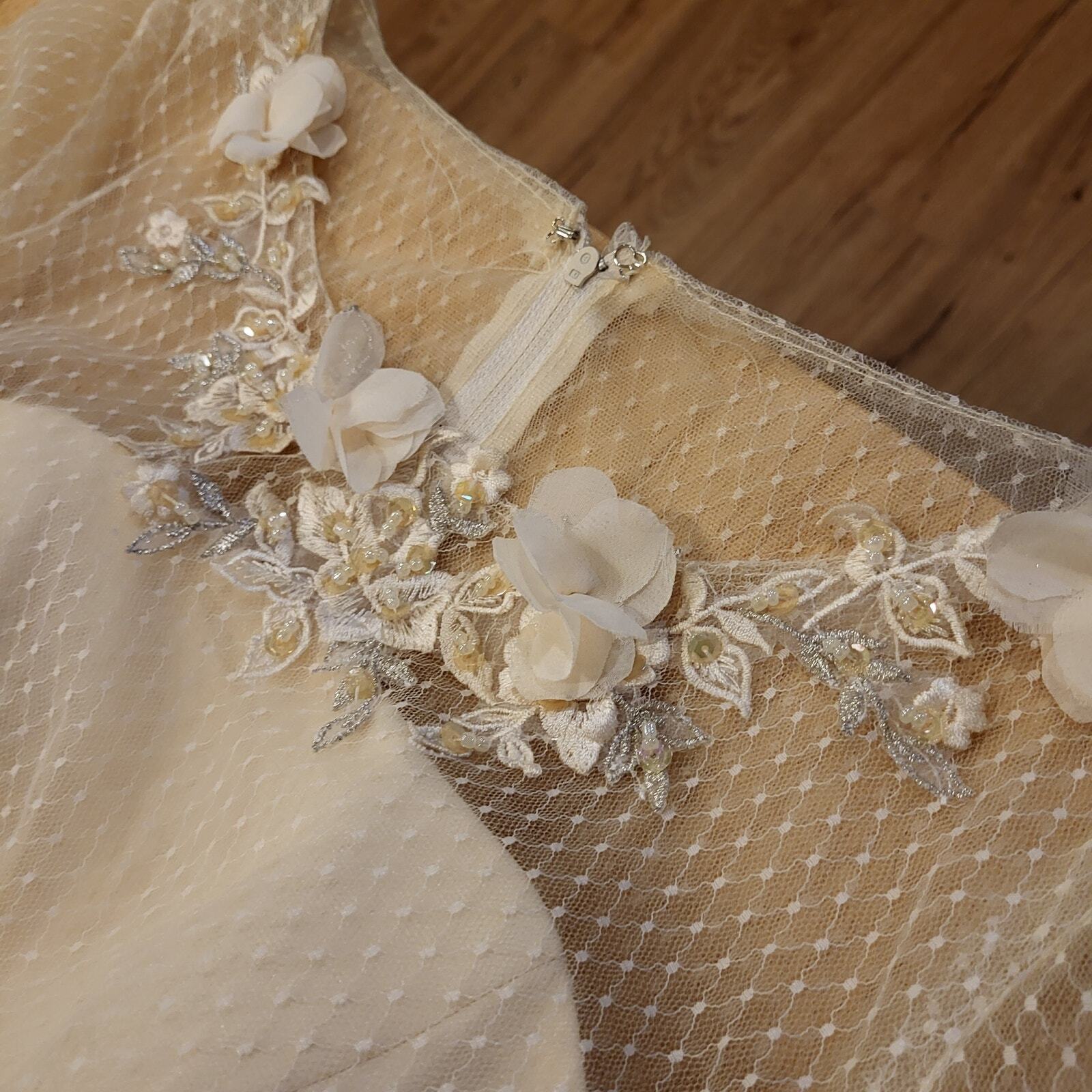 Beautiful Cream formal Wedding Gown Lace Overlay Satin Ribbon 26" waist