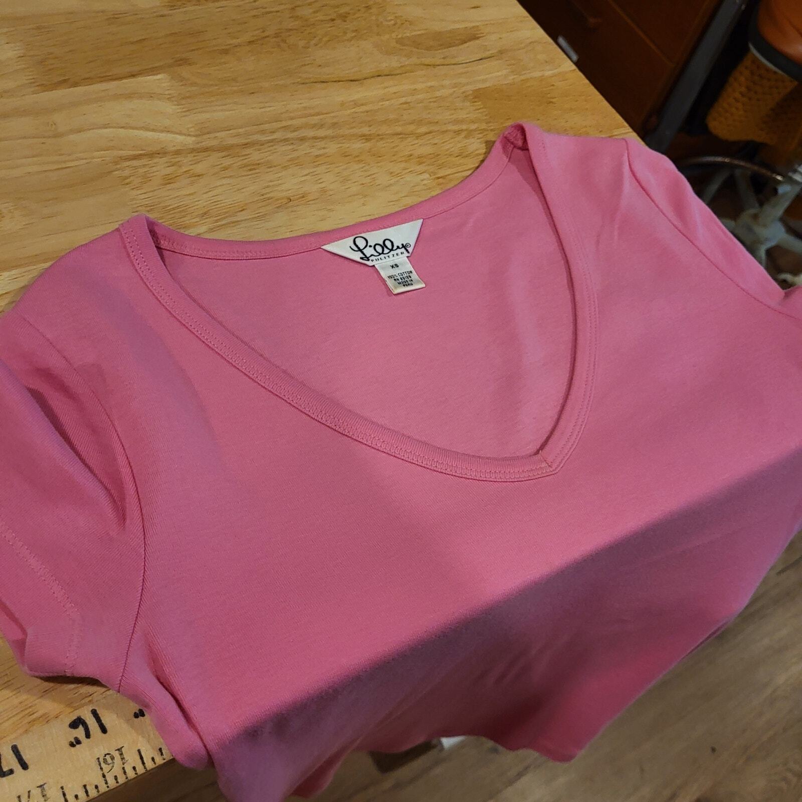 Lilly Pulitzer pink v-neck 100% Pima cotton t-shirt small