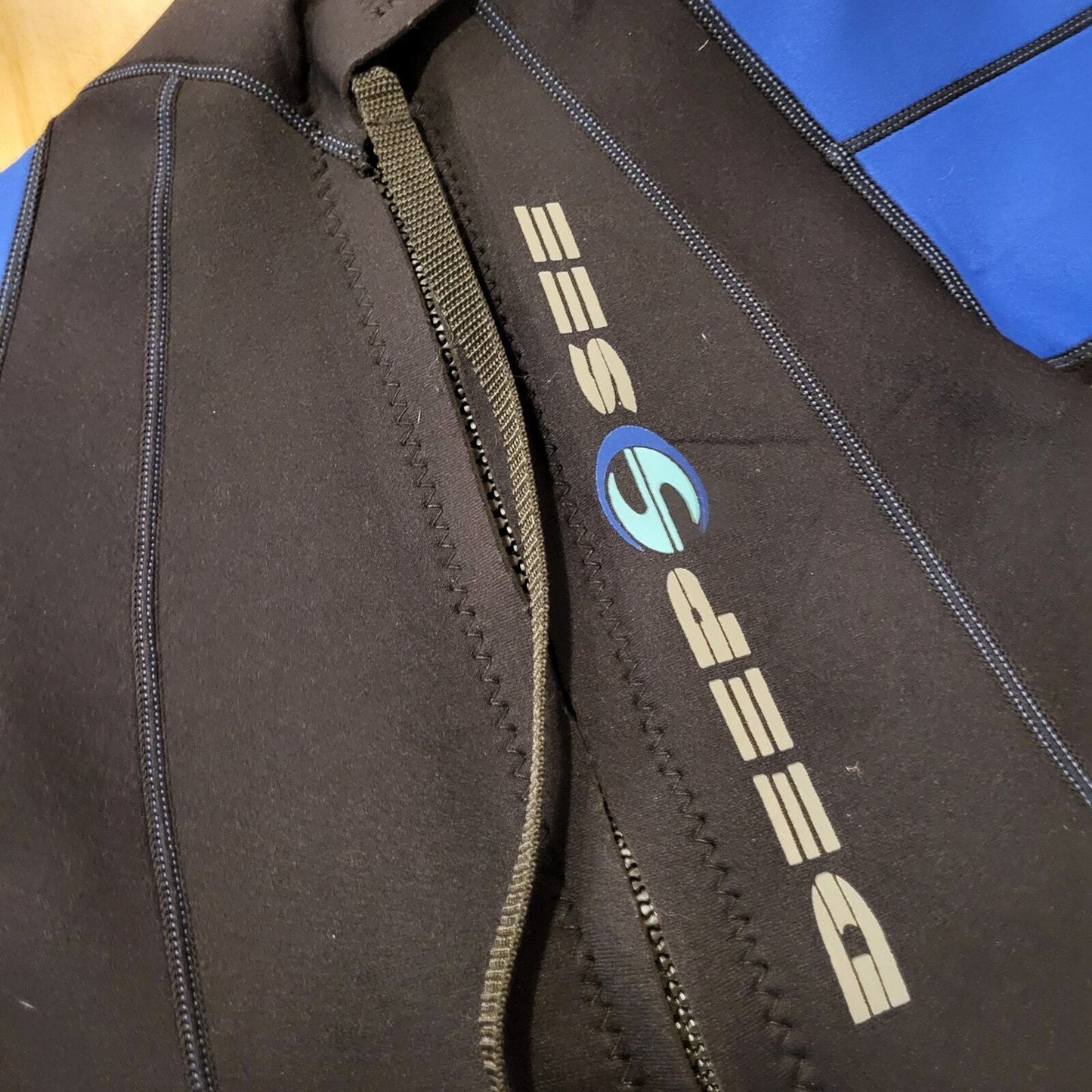 Childs Deep Sea Blue & Black Short Wet Suit 12" Pit 2 Pit 24" Shoulder to Hem