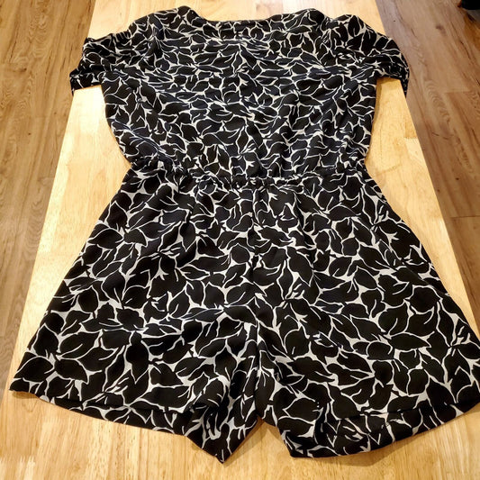 Ann Taylor Loft Black & White Abstract Romper Long Sleeve Shorts  Size 6 
