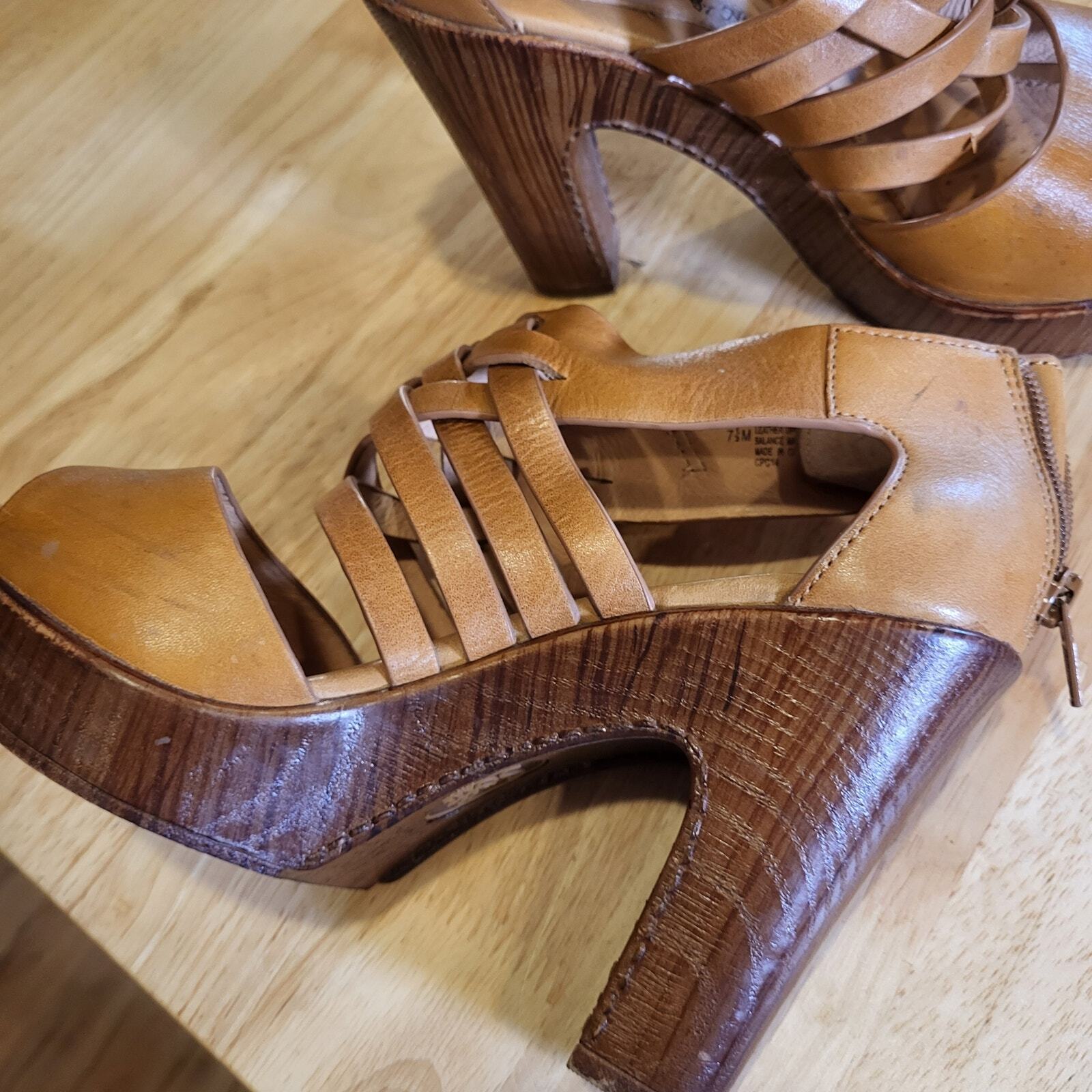 Sofft Beige Strappy Leather Platform Heel 7.5 