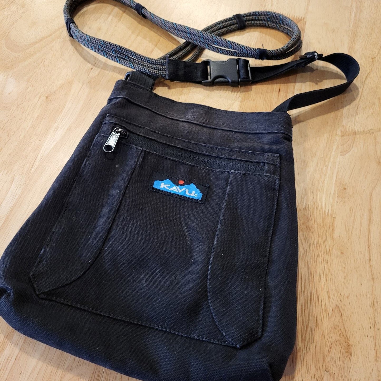 Kavu Keepalong Black Canvas Cross Body Rope Sling Bag Zipper 
