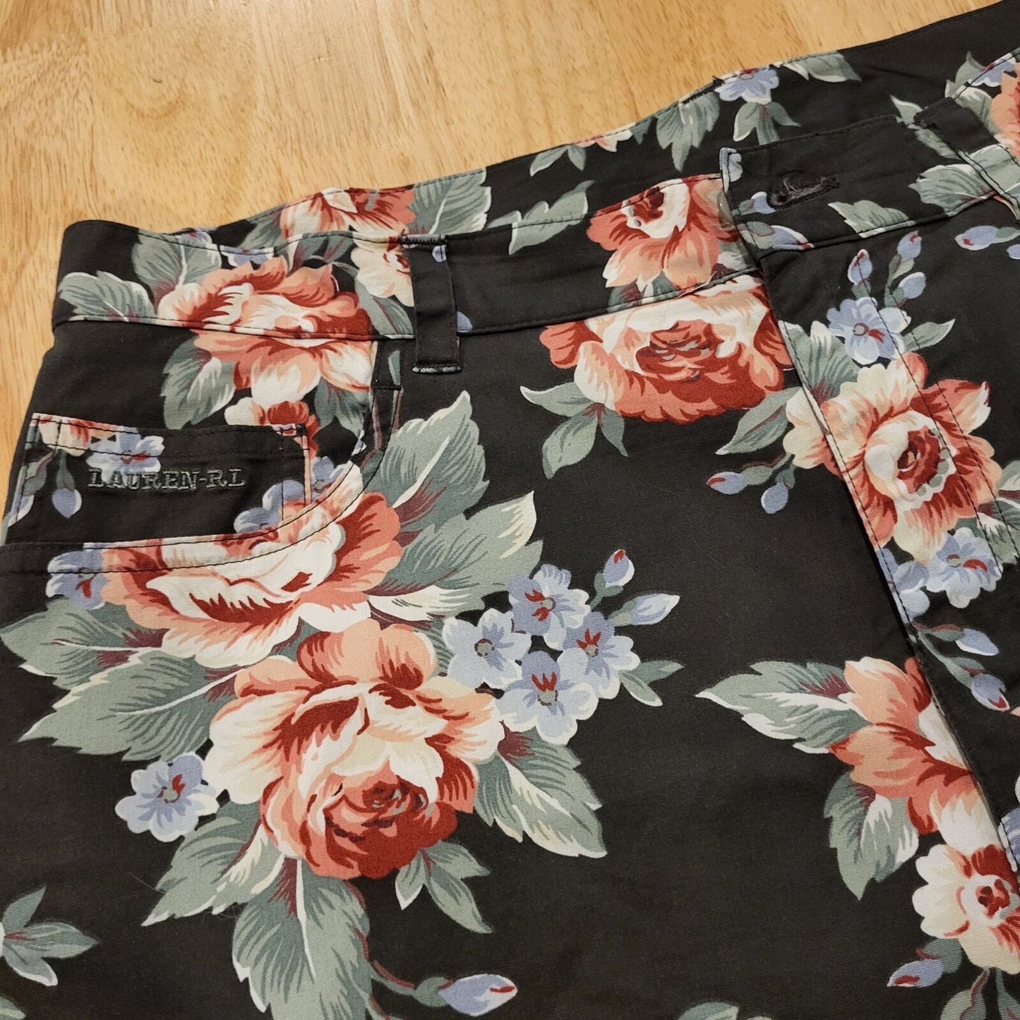  Lauren by Ralph Lauren cotton size 12 Black background floral print cropped