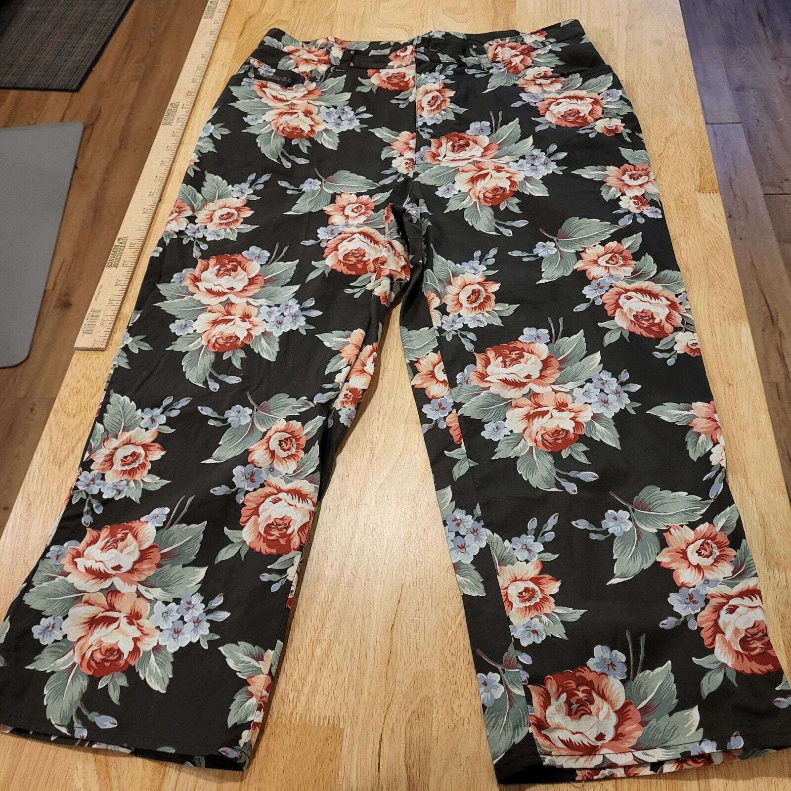  Lauren by Ralph Lauren cotton size 12 Black background floral print cropped