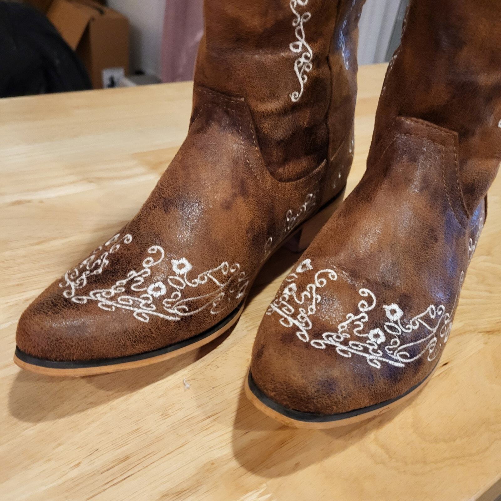 Southern Friend Chic Cheer Cowboy Boots Pointed Toe White Floral Embroidered 9.5