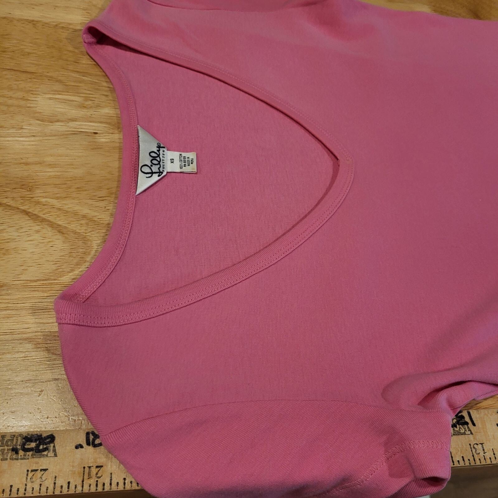 Lilly Pulitzer pink v-neck 100% Pima cotton t-shirt small