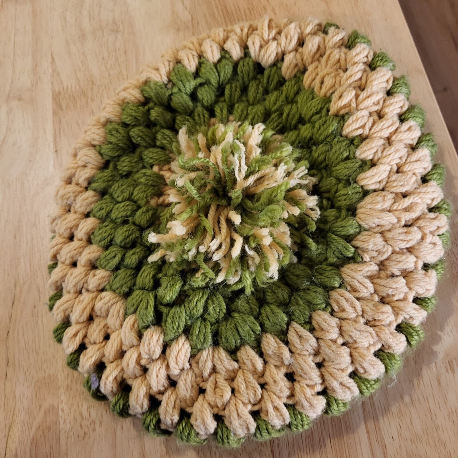 Green hand knit beret top pom pom golf vintage striped crocheted