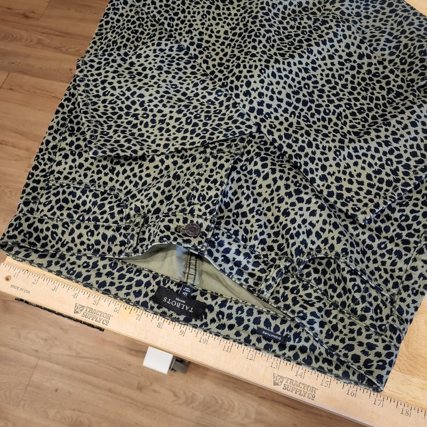 Talbots 12P Green Leopard  Jeans Pants Straight Leg  34" Waist 