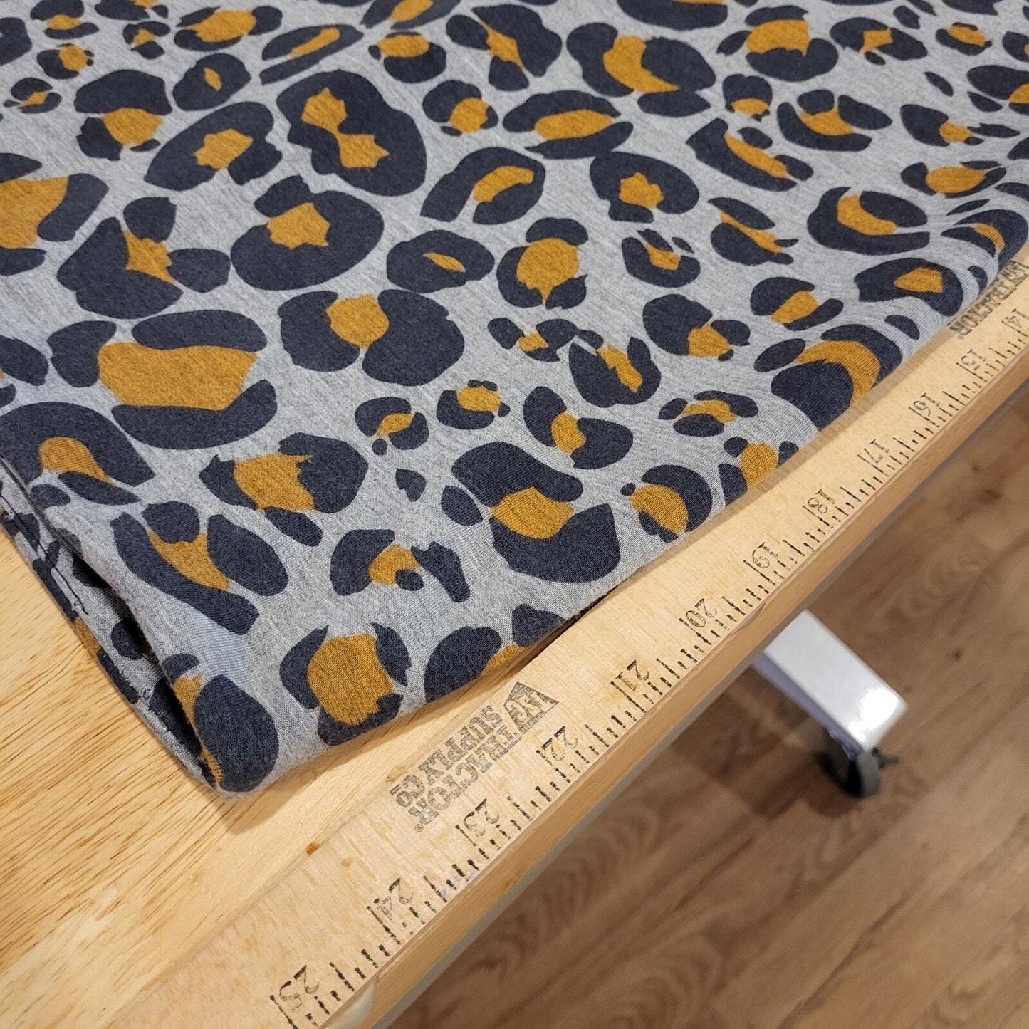 H&M knit Jersey leopard print gray background pencil skirt size small 30" waist