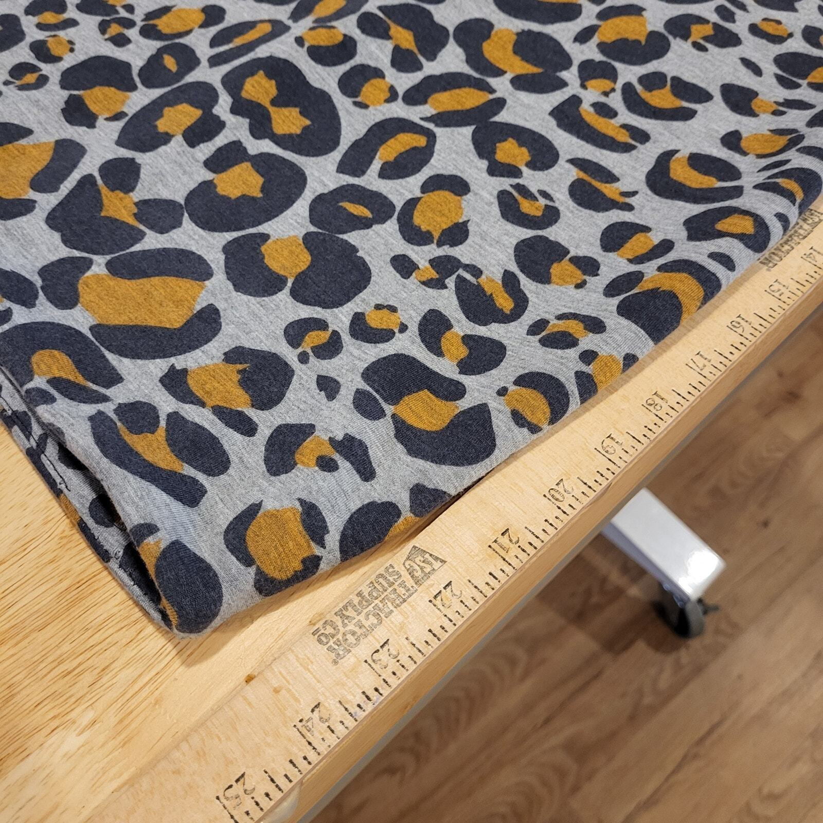 H&M knit Jersey leopard print gray background pencil skirt size small 30" waist