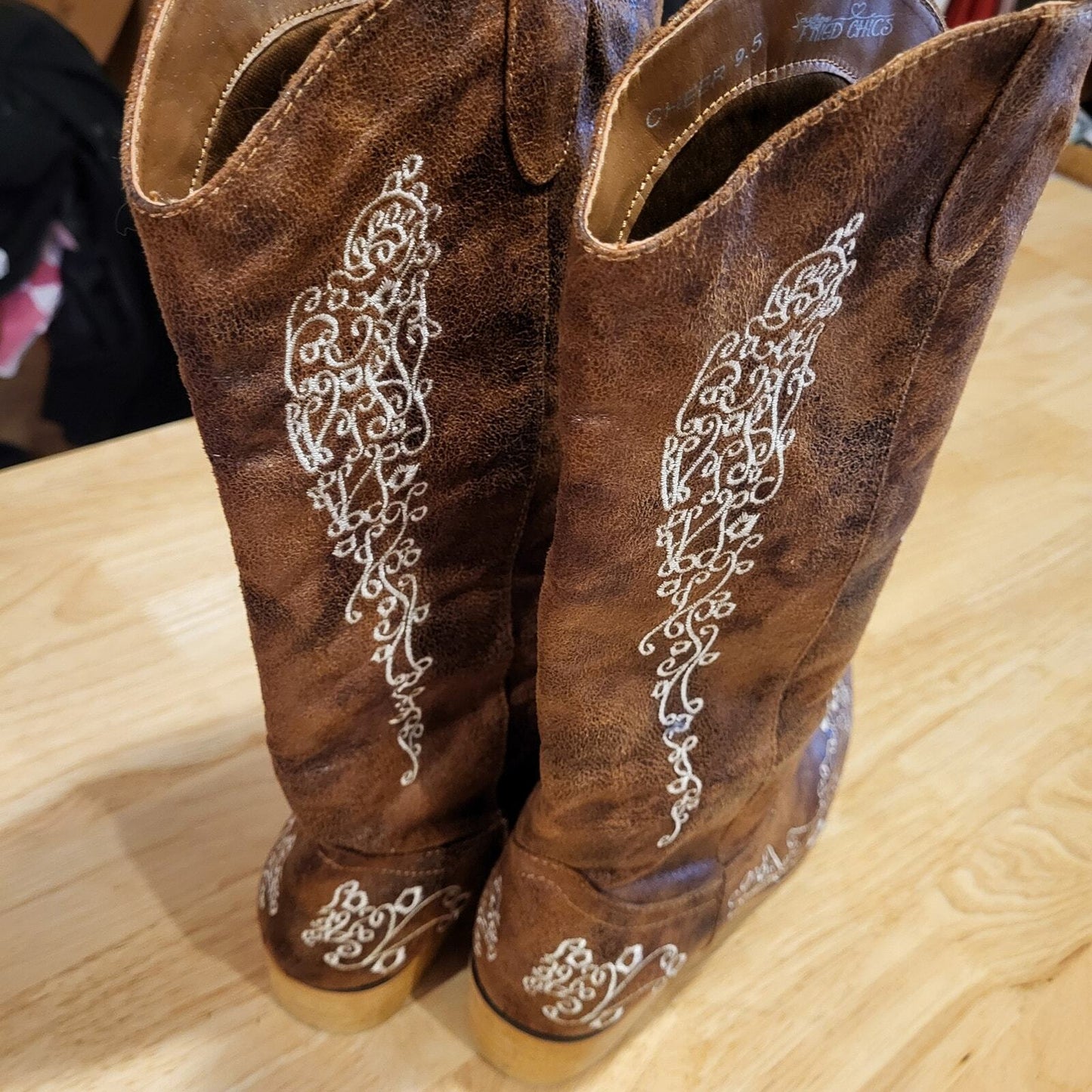 Southern Friend Chic Cheer Cowboy Boots Pointed Toe White Floral Embroidered 9.5