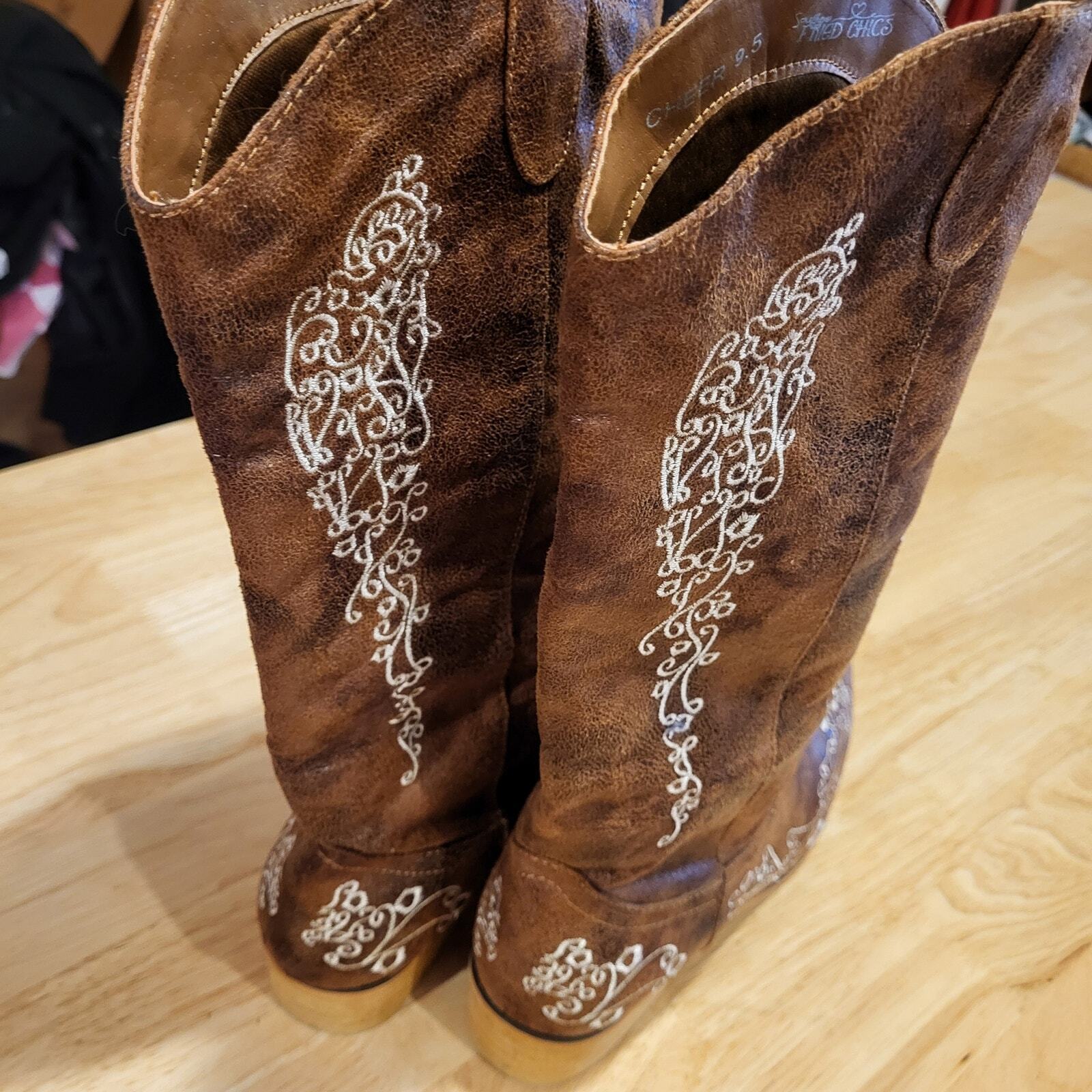 Southern Friend Chic Cheer Cowboy Boots Pointed Toe White Floral Embroidered 9.5