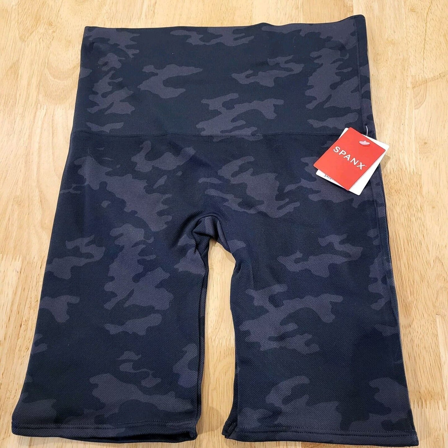NWT  SPANX 50180R Look At Me Now Bike Shorts in Black Camo, Size L