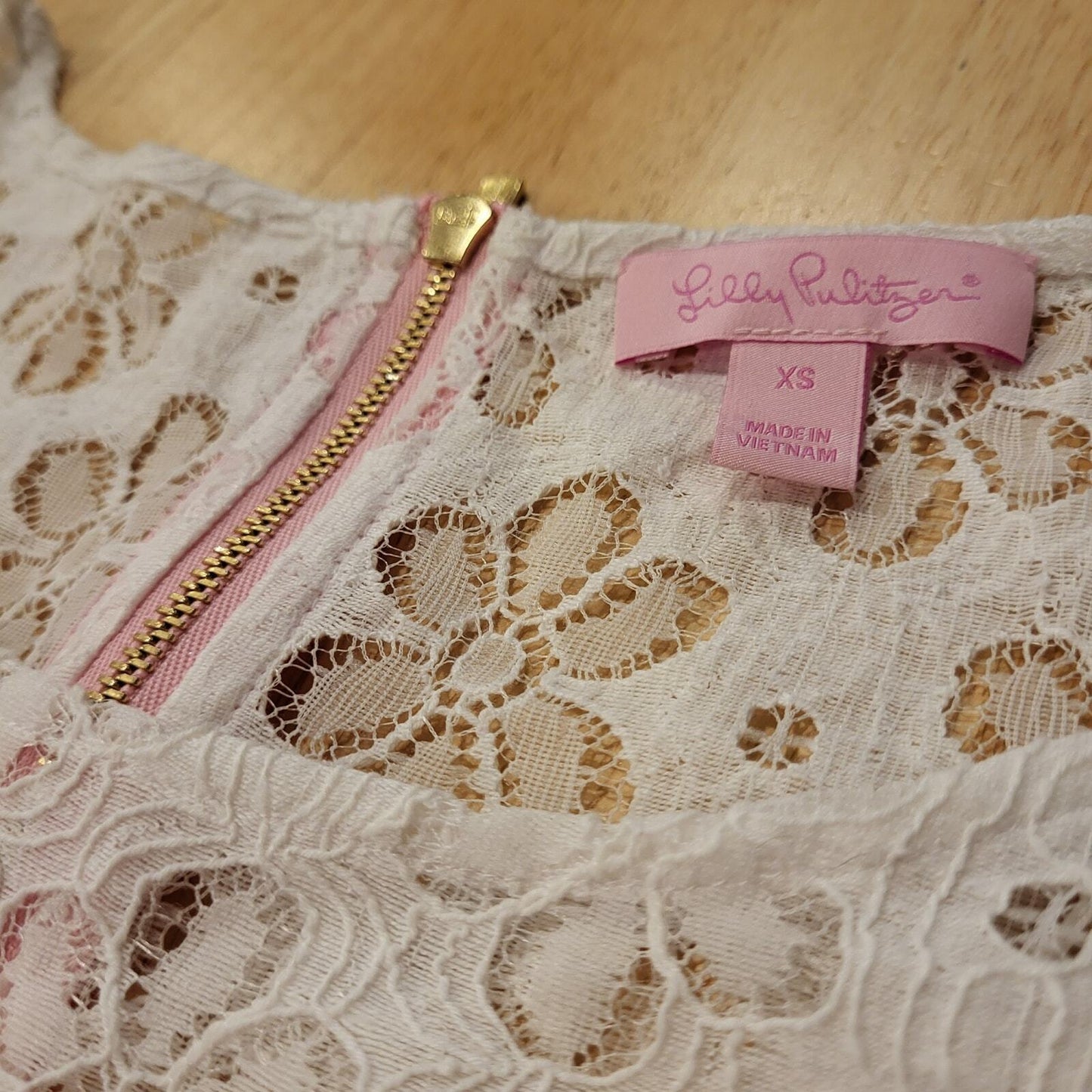 White Daisy Lace Lilly Pulitzer Short Sleeve Gold Zip Blouse 17" Pit 2 Pit XS