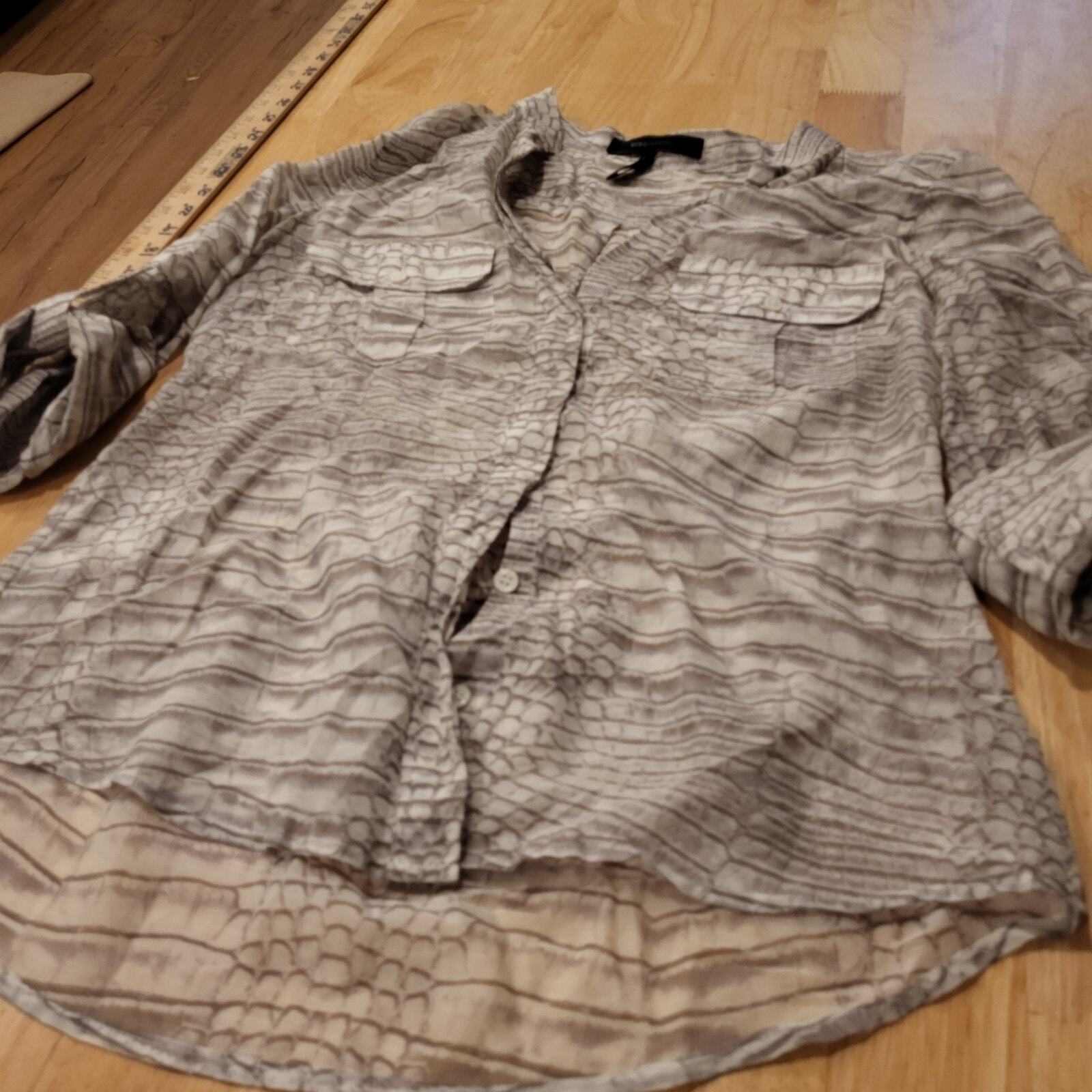 BCBGMAXAZRIA xs Snake Skin Print Rayon Blouse Cuff Sleeve Button Gold