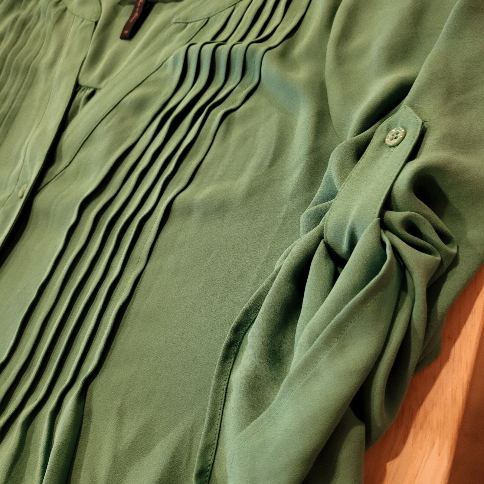 BCBGMAXAZRIA Green Rayon 3/4 length sleeve Blouse XS Pleated 20" Pit to pit 