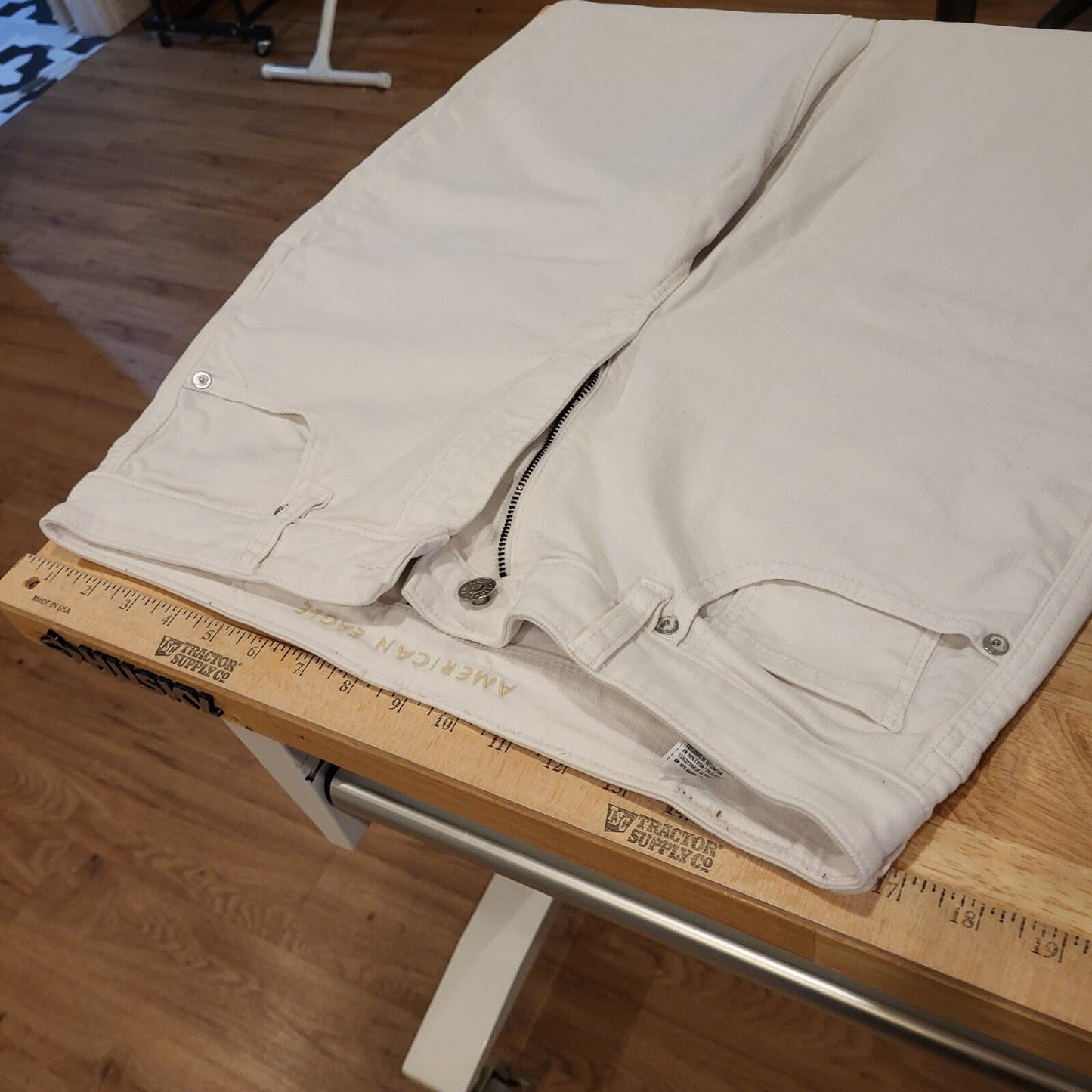 White American Eagle Outfitters Stretch Straight Leg Jeans 12 Regular