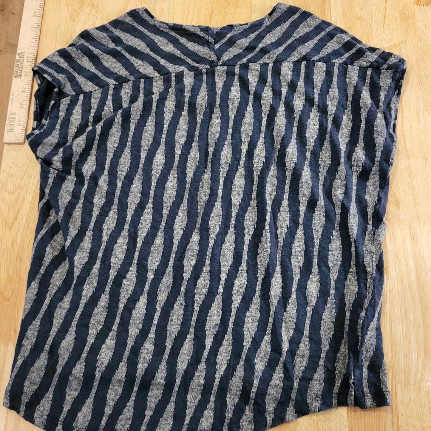 Ann Taylor Linen Tshirt Navy W/ White Detail Sz. SM. 21" p2p
