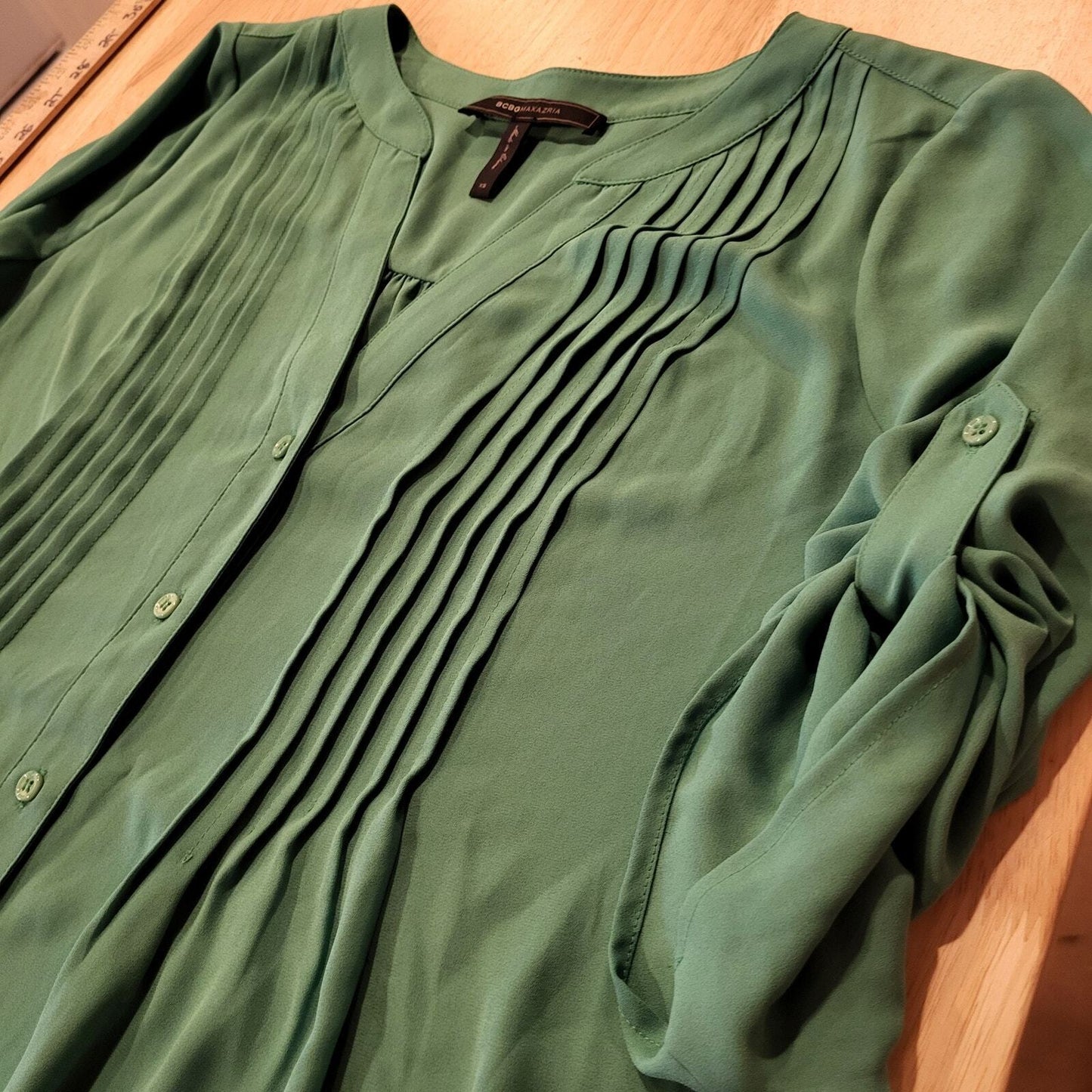 BCBGMAXAZRIA Green Rayon 3/4 length sleeve Blouse XS Pleated 20" Pit to pit 