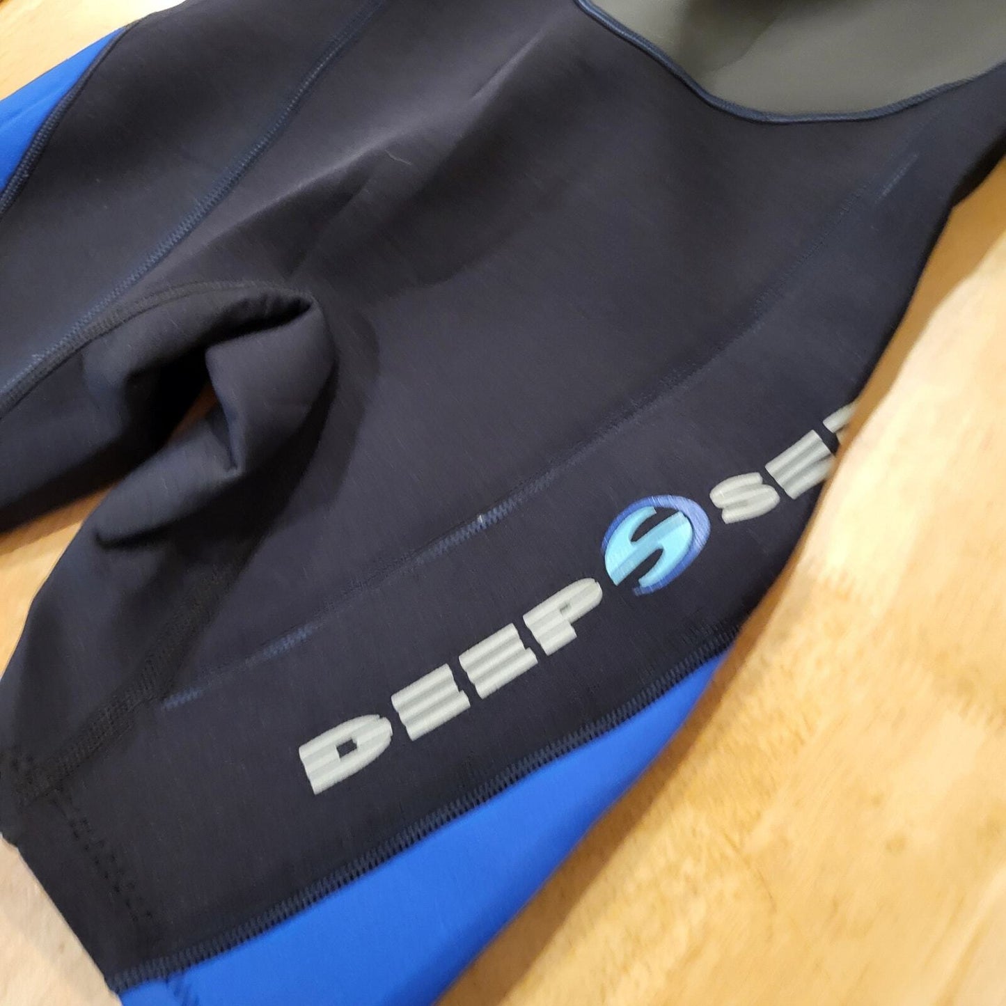 Childs Deep Sea Blue & Black Short Wet Suit 12" Pit 2 Pit 24" Shoulder to Hem