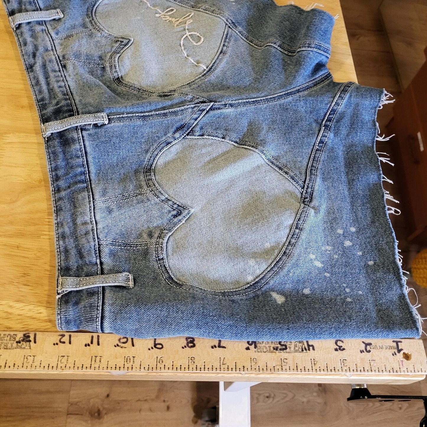 Juicy Couture Two of Hearts Medium Wash 30 Cutoff Jean Shorts zip 