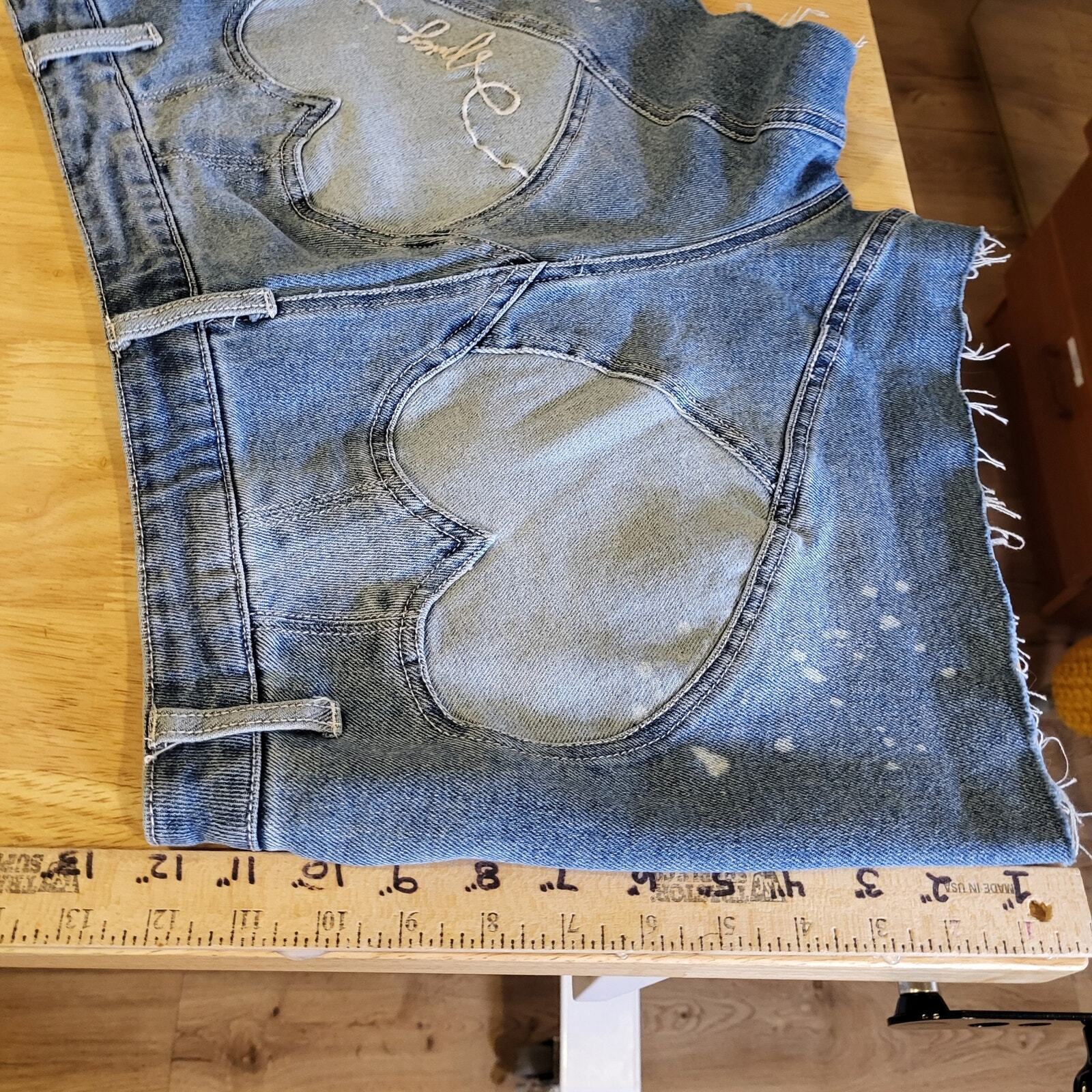 Juicy Couture Two of Hearts Medium Wash 30 Cutoff Jean Shorts zip 