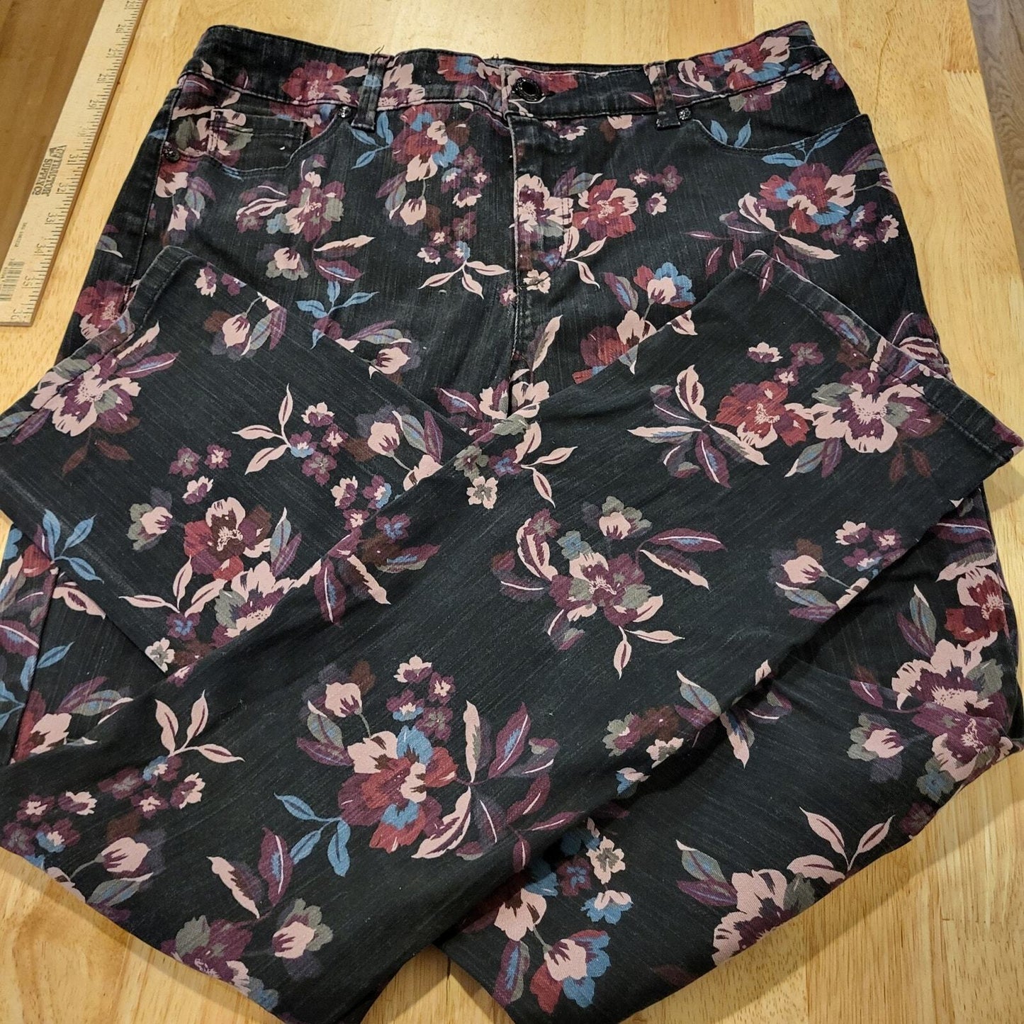 Black Background Floral Bandolino Size 12 Straight Leg Jeans Amy Pockets 