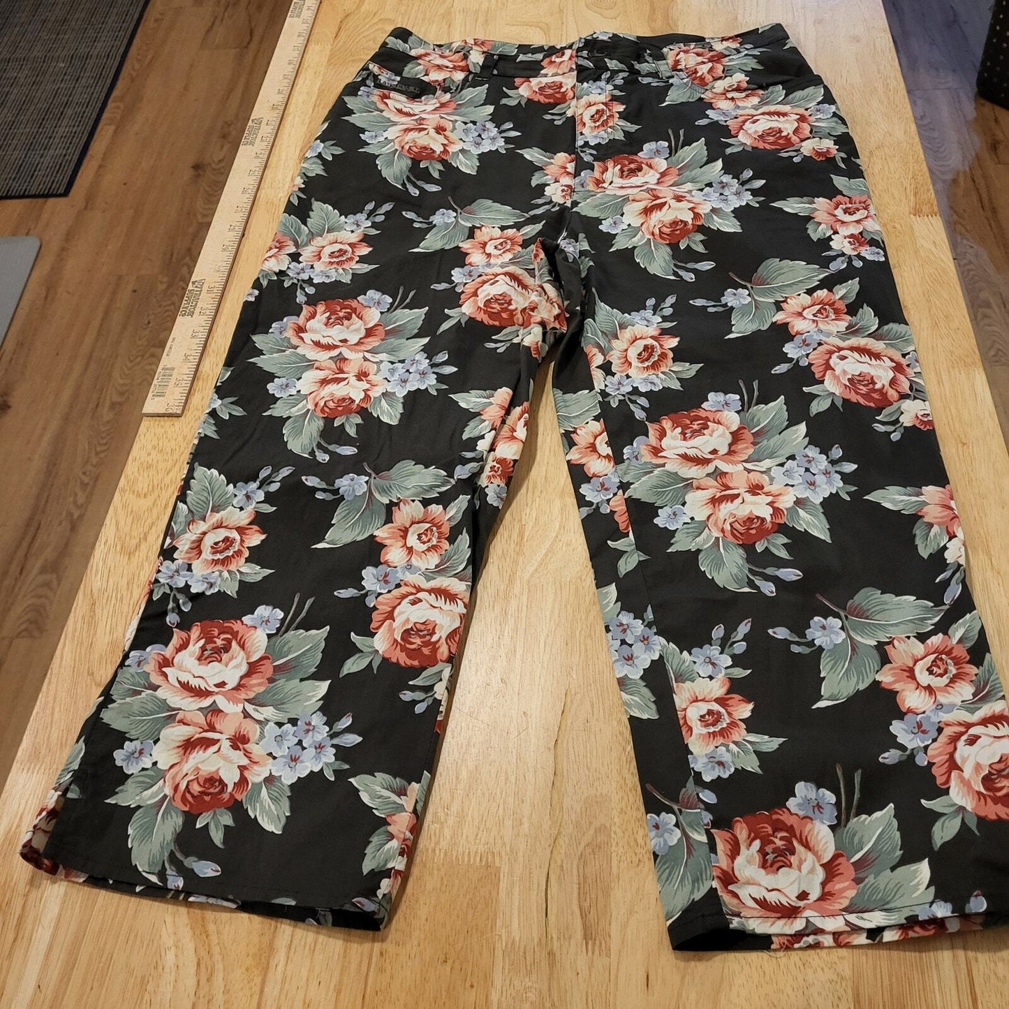  Lauren by Ralph Lauren cotton size 12 Black background floral print cropped