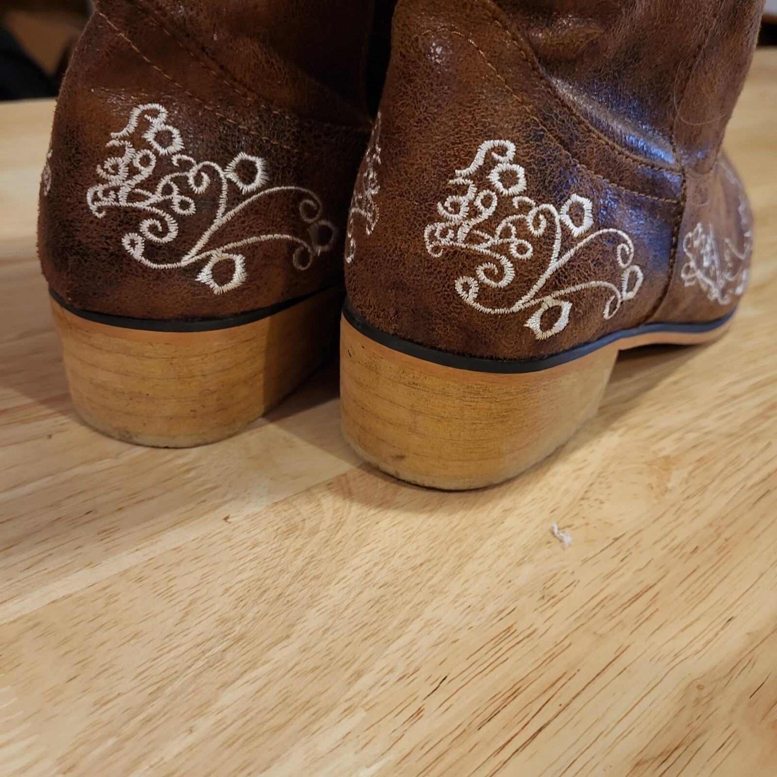 Southern Friend Chic Cheer Cowboy Boots Pointed Toe White Floral Embroidered 9.5