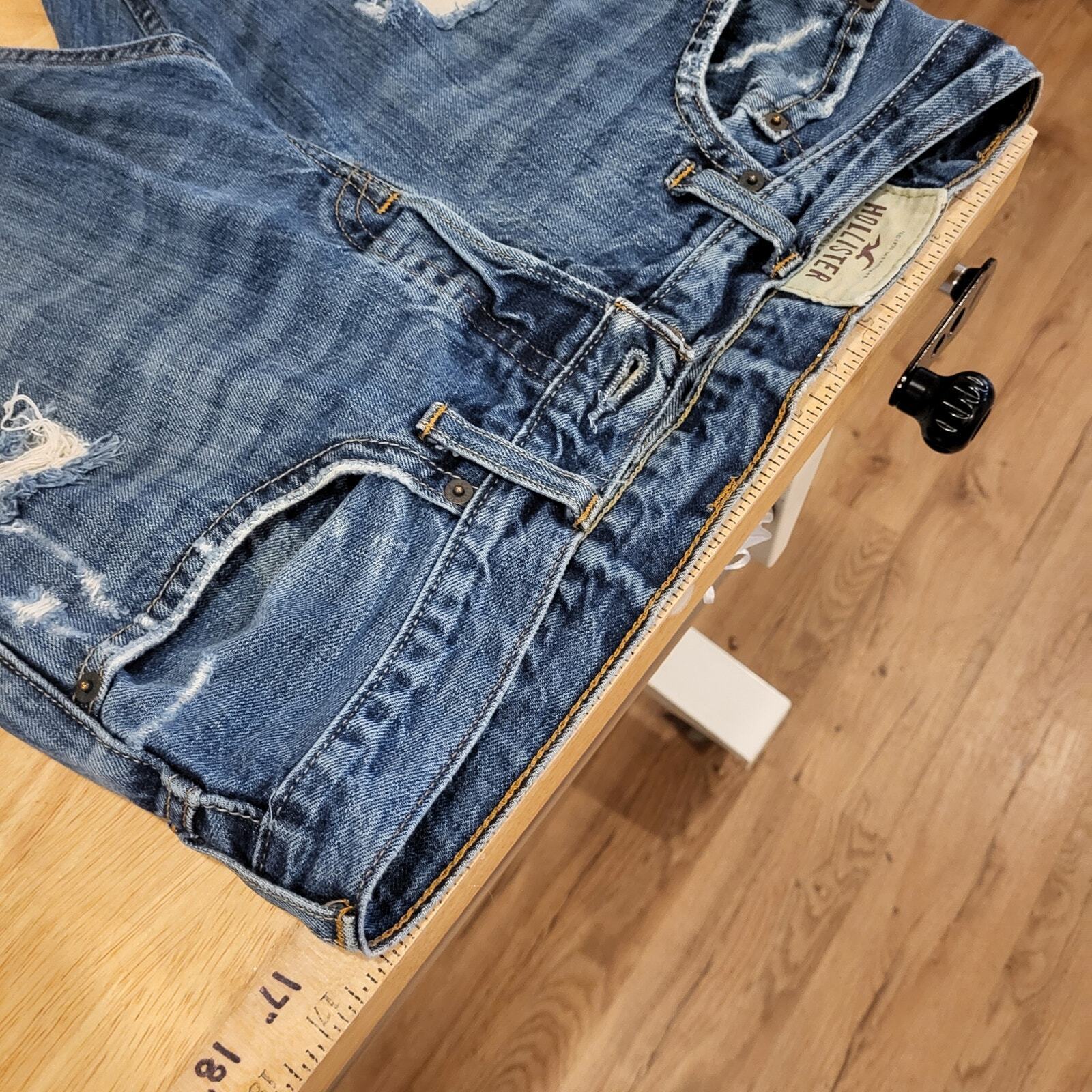 Hollister 31x30 Medium Wash Distressed Denim Jeans 