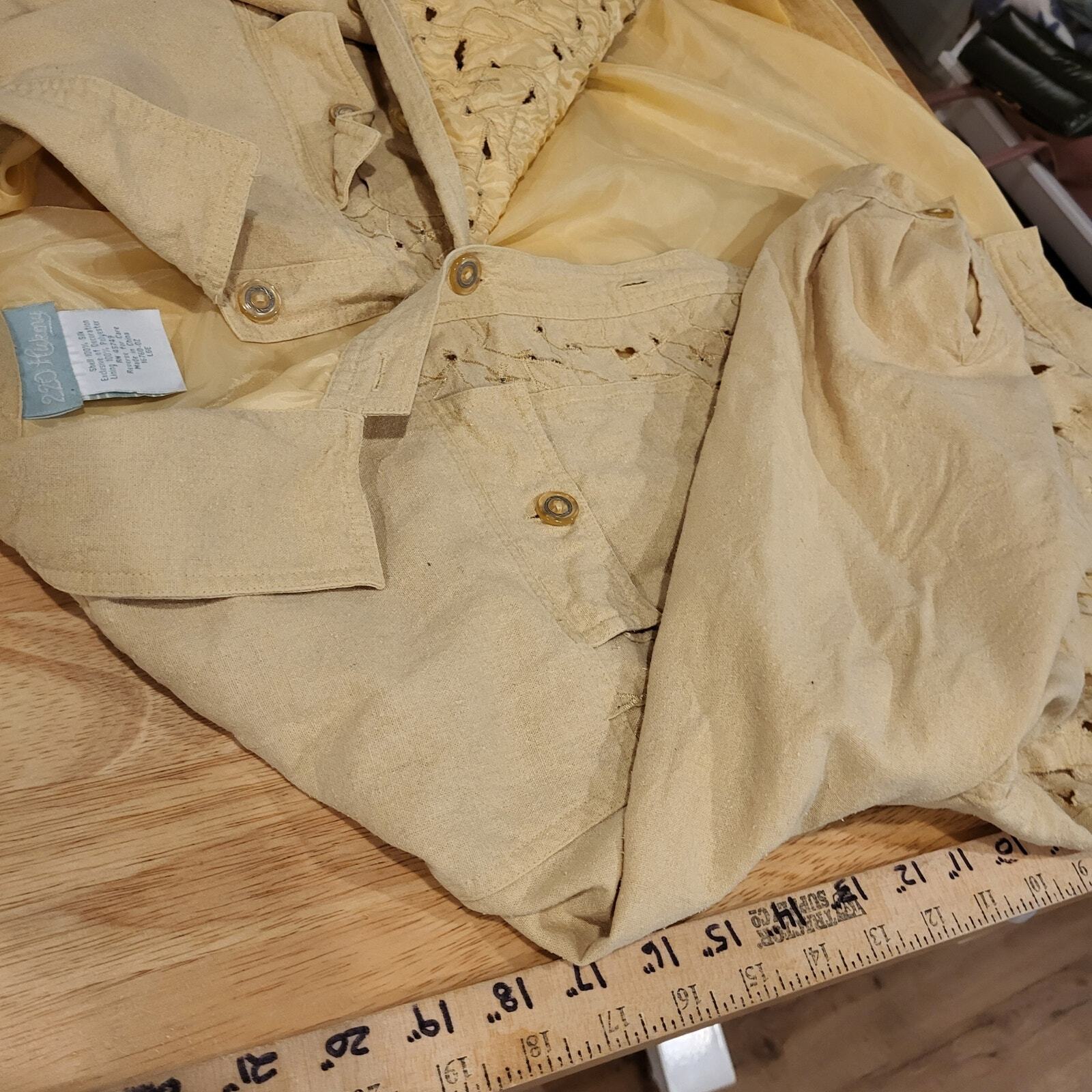 220 Hickory Raw Silk Pastel Yellow Cutout Floral Lined Button Collar 22" P2P